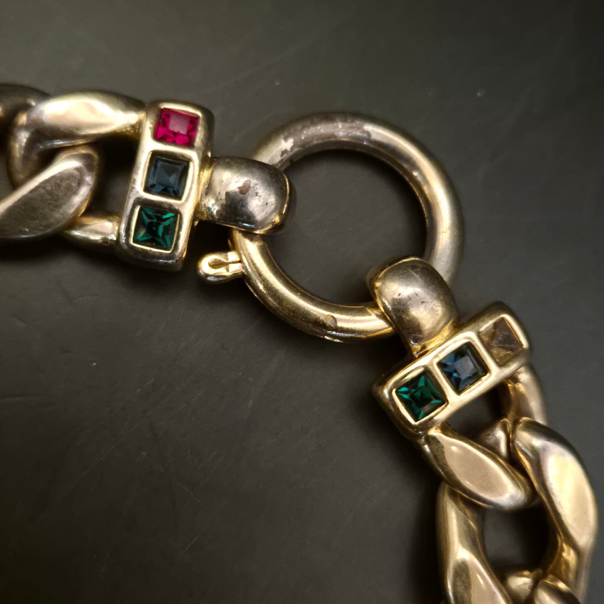 Vintage Goldfarbenes Panzerketten-Armband mit farbigen Strasssteinen - Bild 2