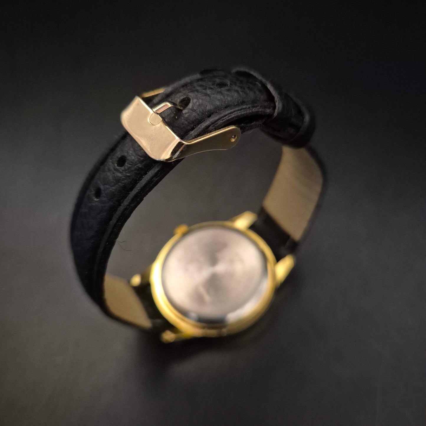 Elegante goldfarbene Damenuhr mit Strass und Perlmutt-Zifferblatt - Bild 2