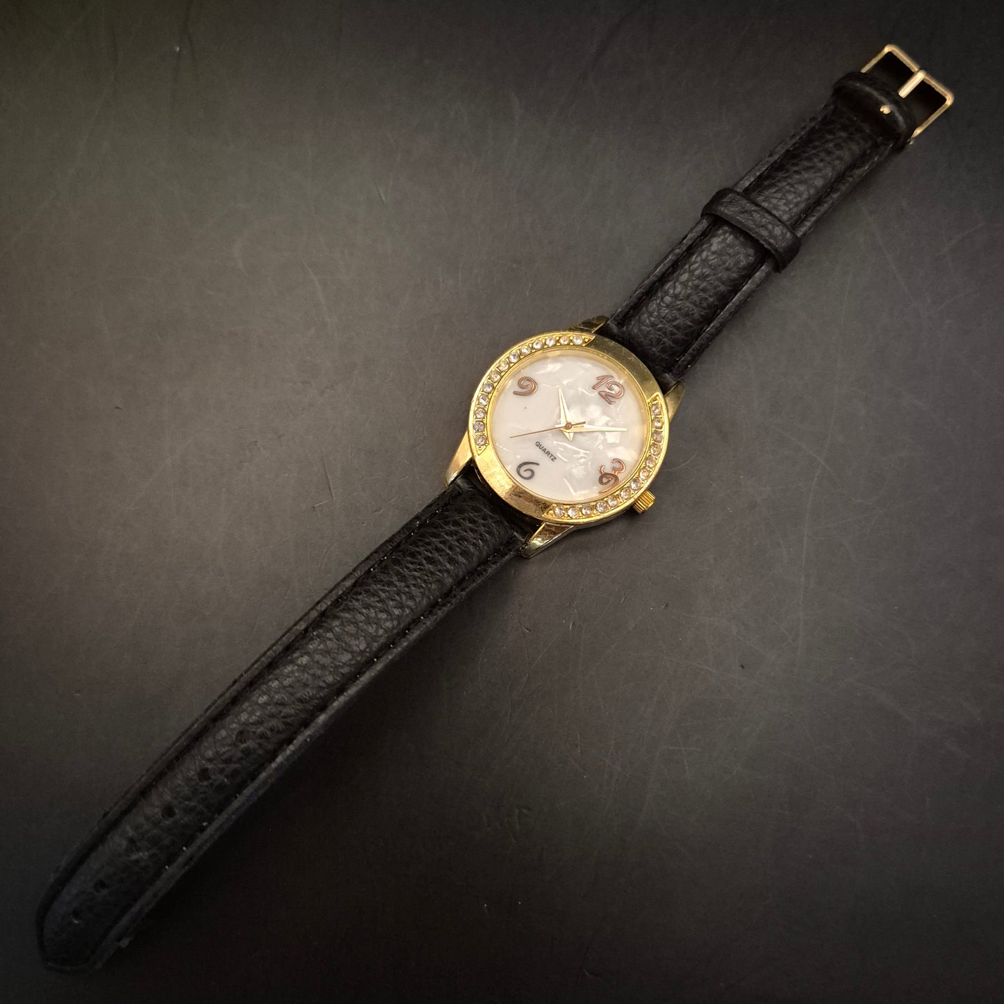 Elegante goldfarbene Damenuhr mit Strass und Perlmutt-Zifferblatt - Bild 3