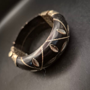 Vintage Armreif aus dunklem Holz mit eleganten Metalleinlagen