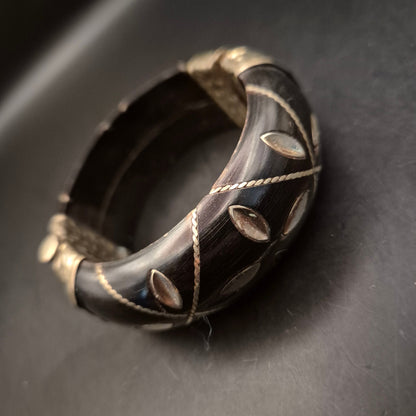 Vintage Armreif aus dunklem Holz mit eleganten Metalleinlagen