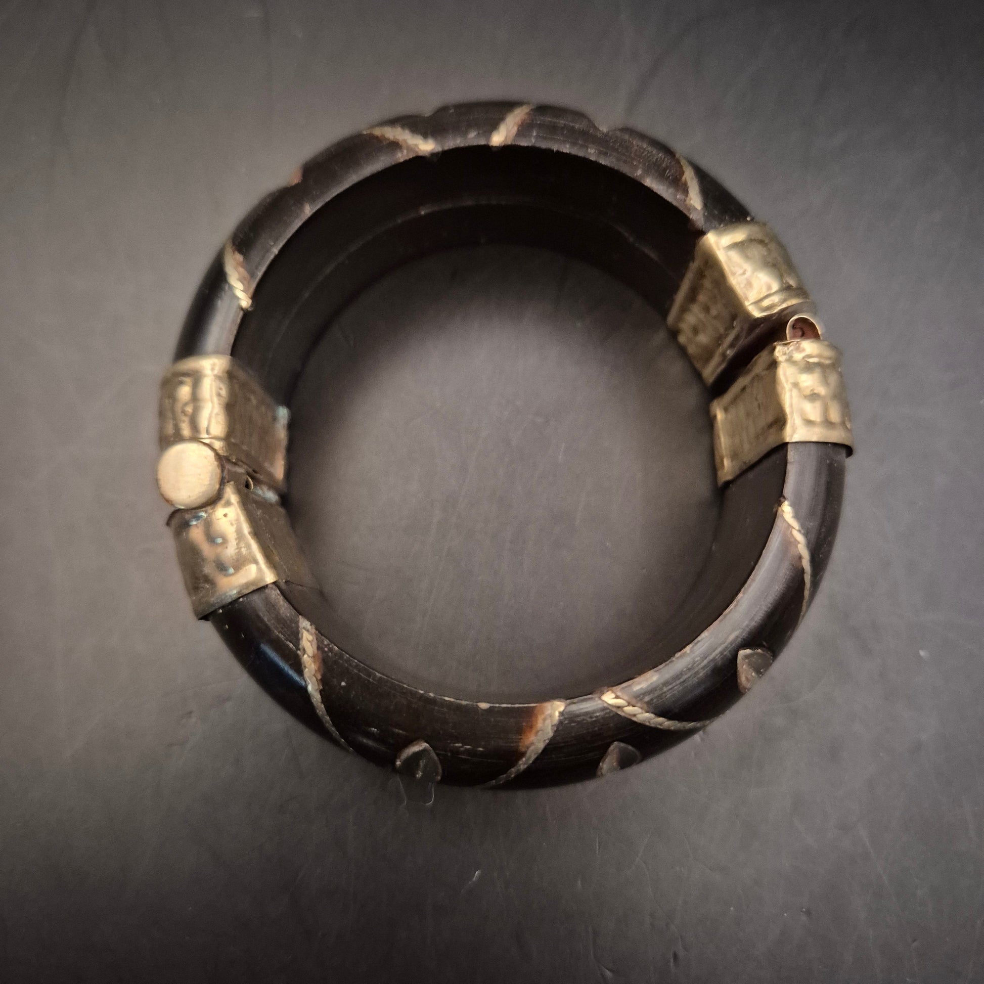 Vintage Armreif aus dunklem Holz mit eleganten Metalleinlagen - Bild 2