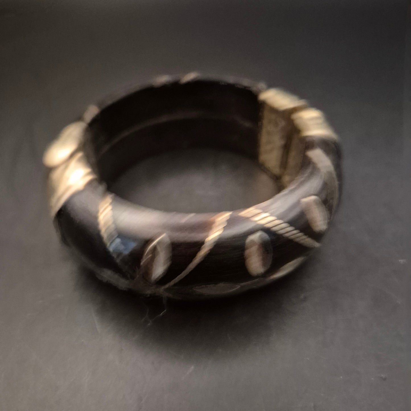 Vintage Armreif aus dunklem Holz mit eleganten Metalleinlagen - Bild 3