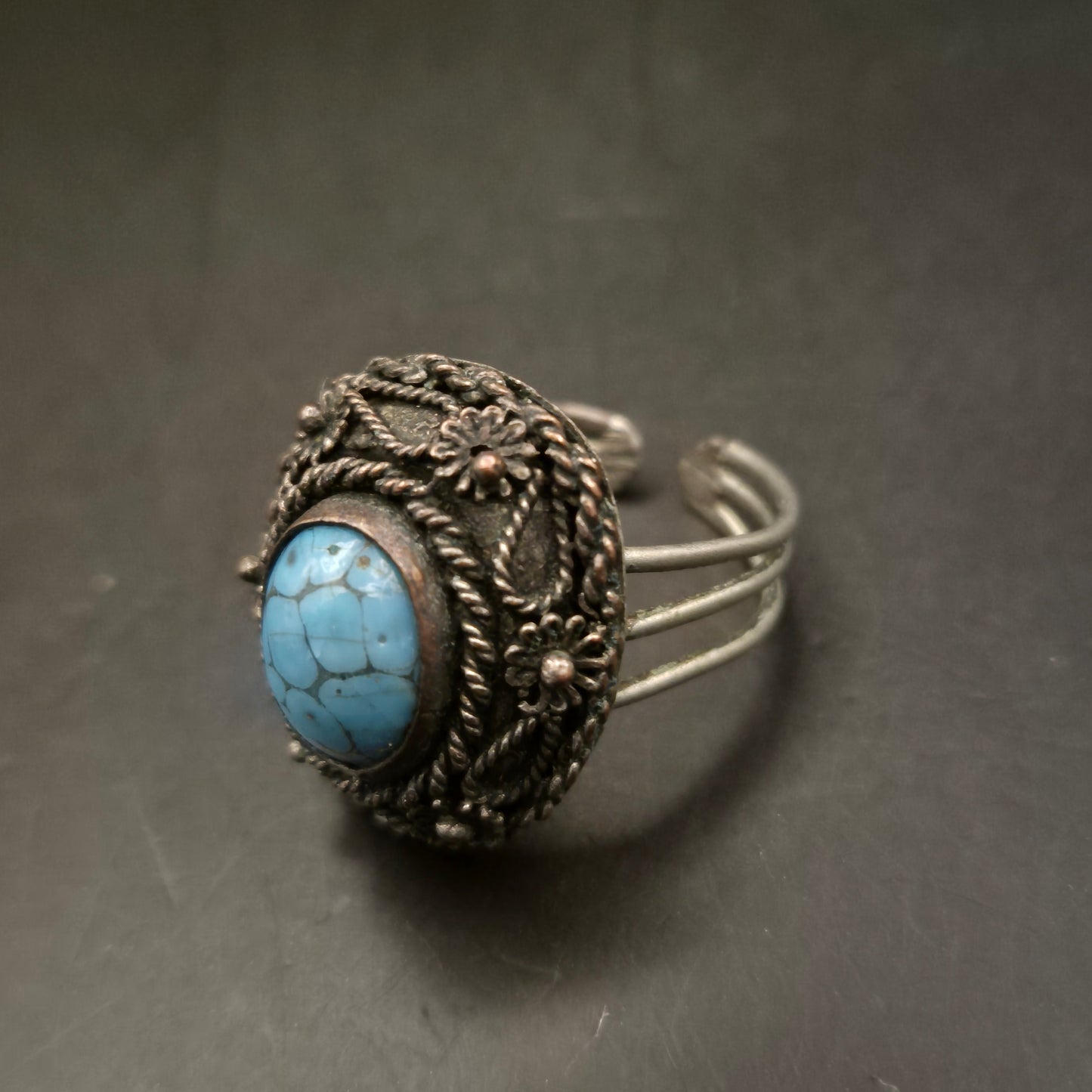 Vintage Ethno-Ring mit Türkis-Optik Stein und filigranem Dekor