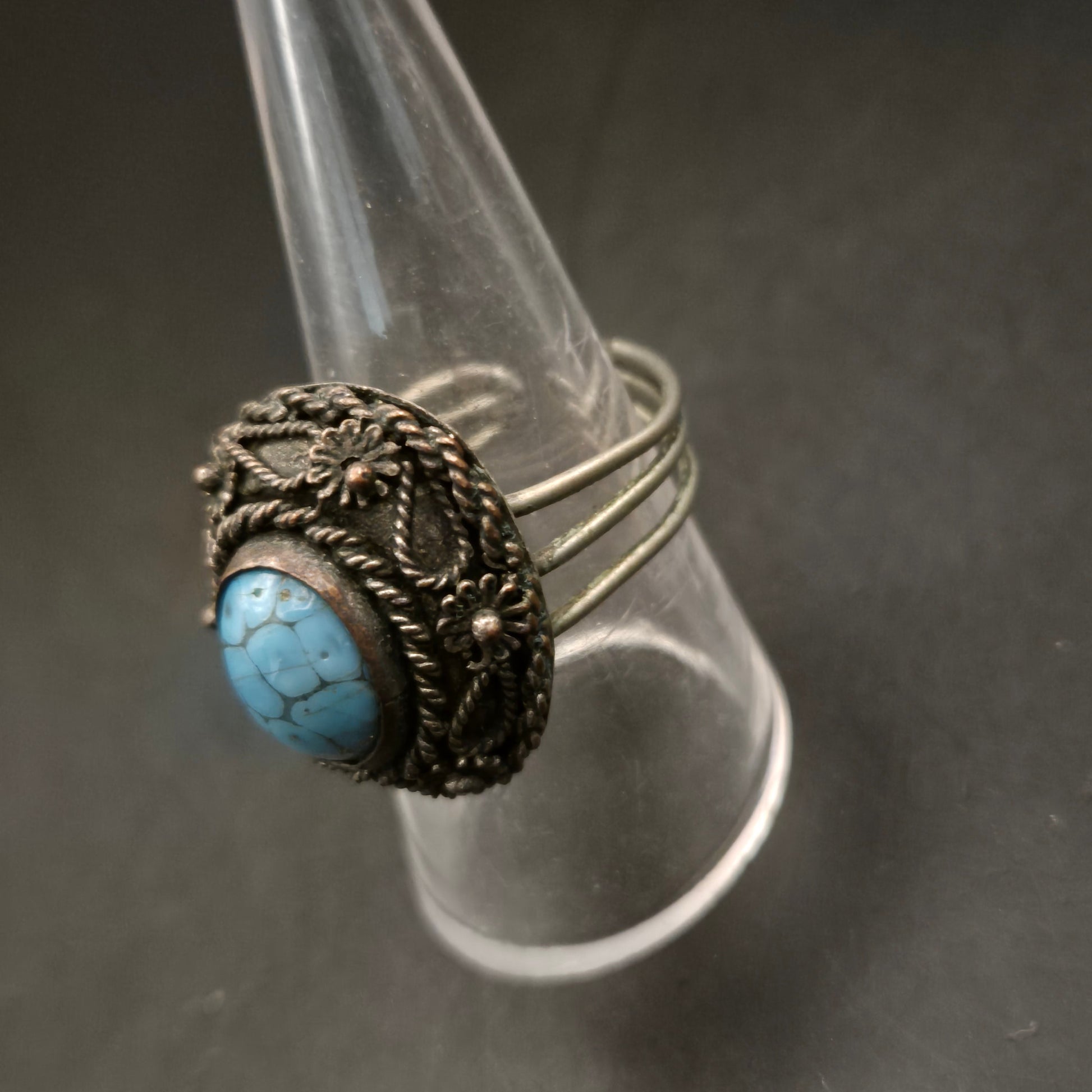 Vintage Ethno-Ring mit Türkis-Optik Stein und filigranem Dekor - Bild 3