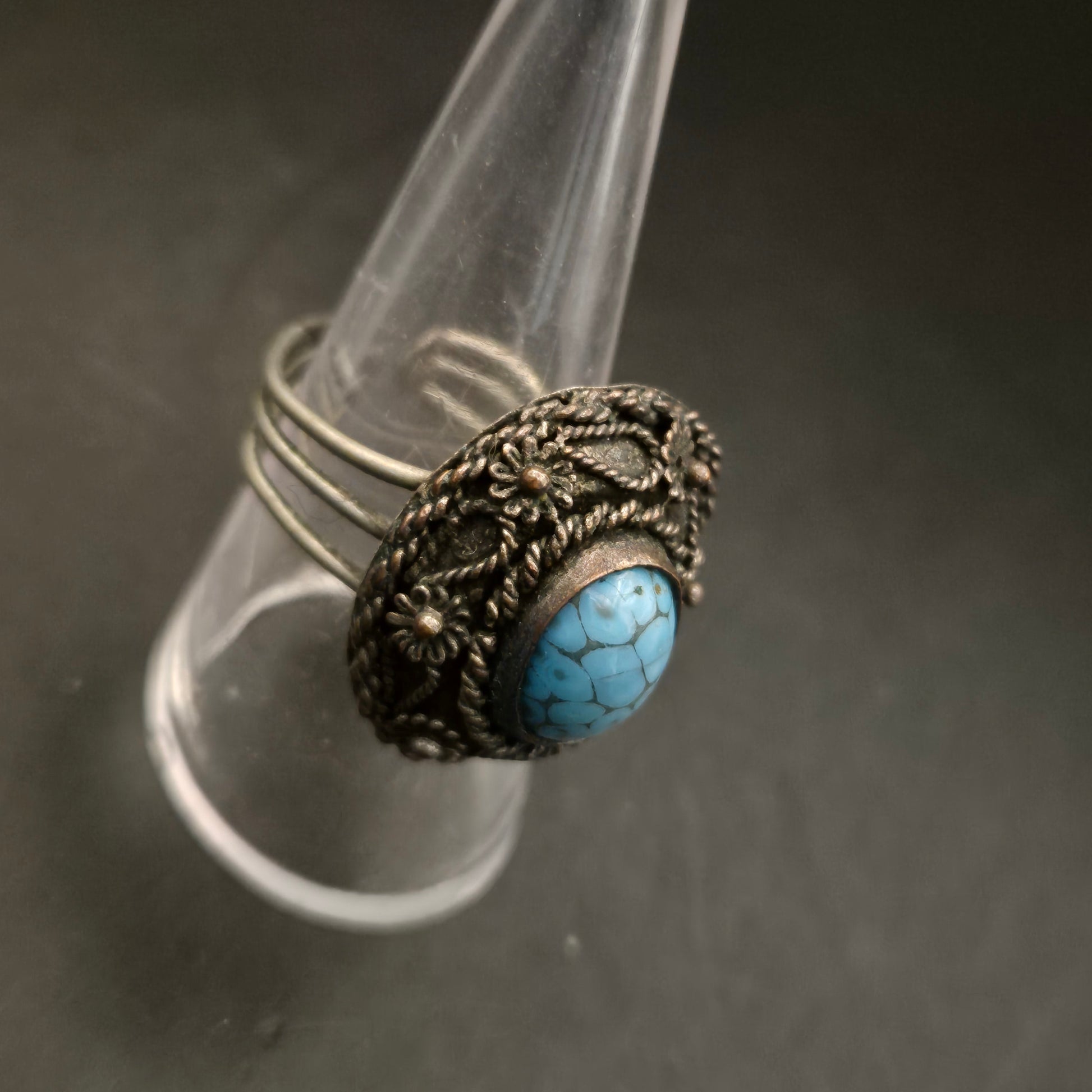 Vintage Ethno-Ring mit Türkis-Optik Stein und filigranem Dekor - Bild 4