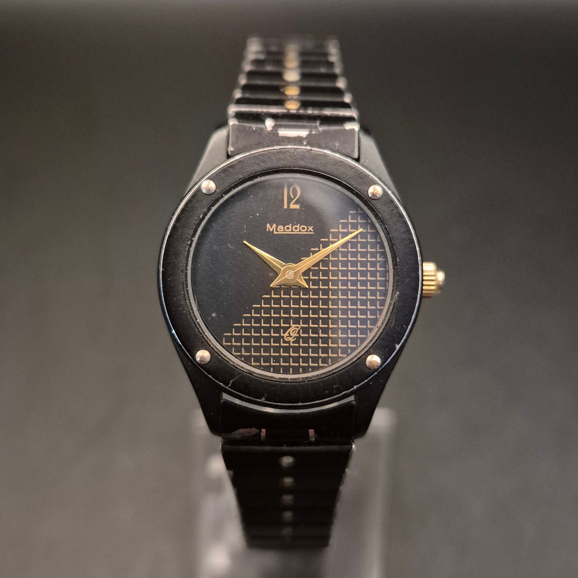 Vintage Maddox Armbanduhr – Schwarz-Gold mit Gittermuster