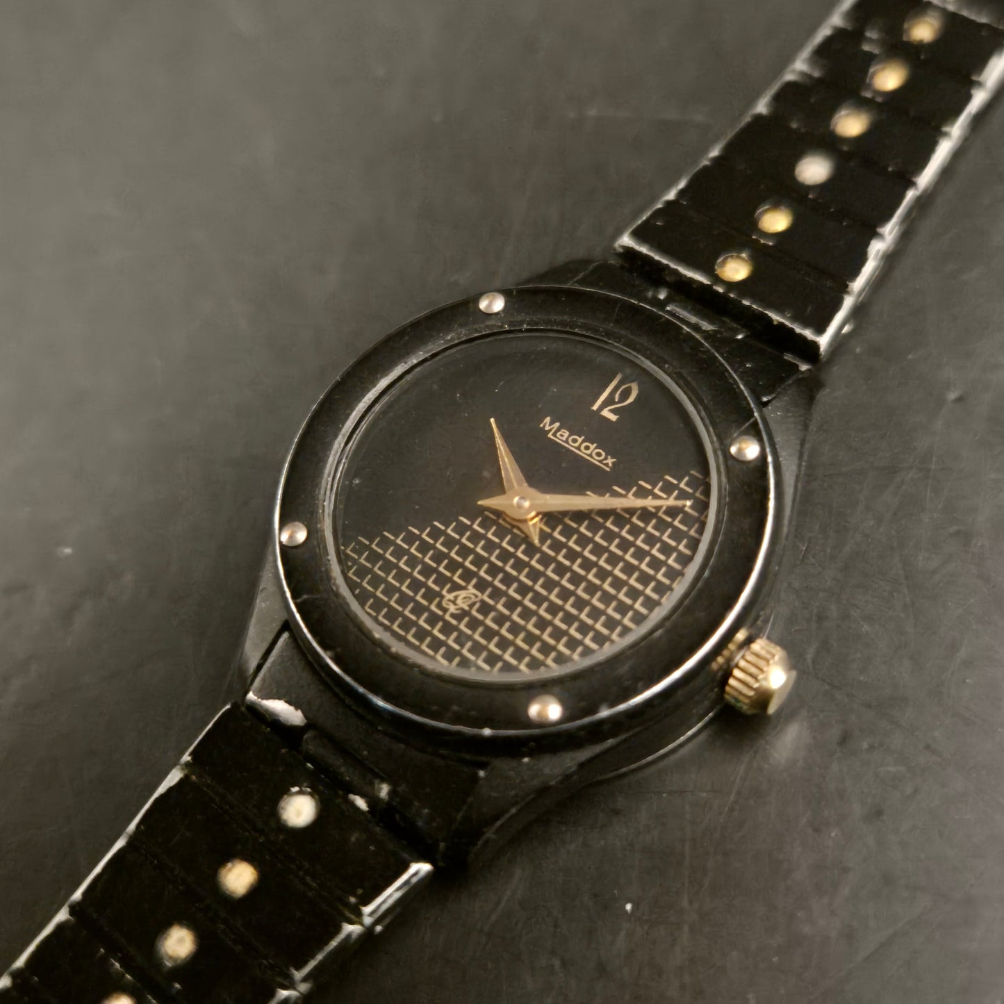 Vintage Maddox Armbanduhr – Schwarz-Gold mit Gittermuster - Bild 2