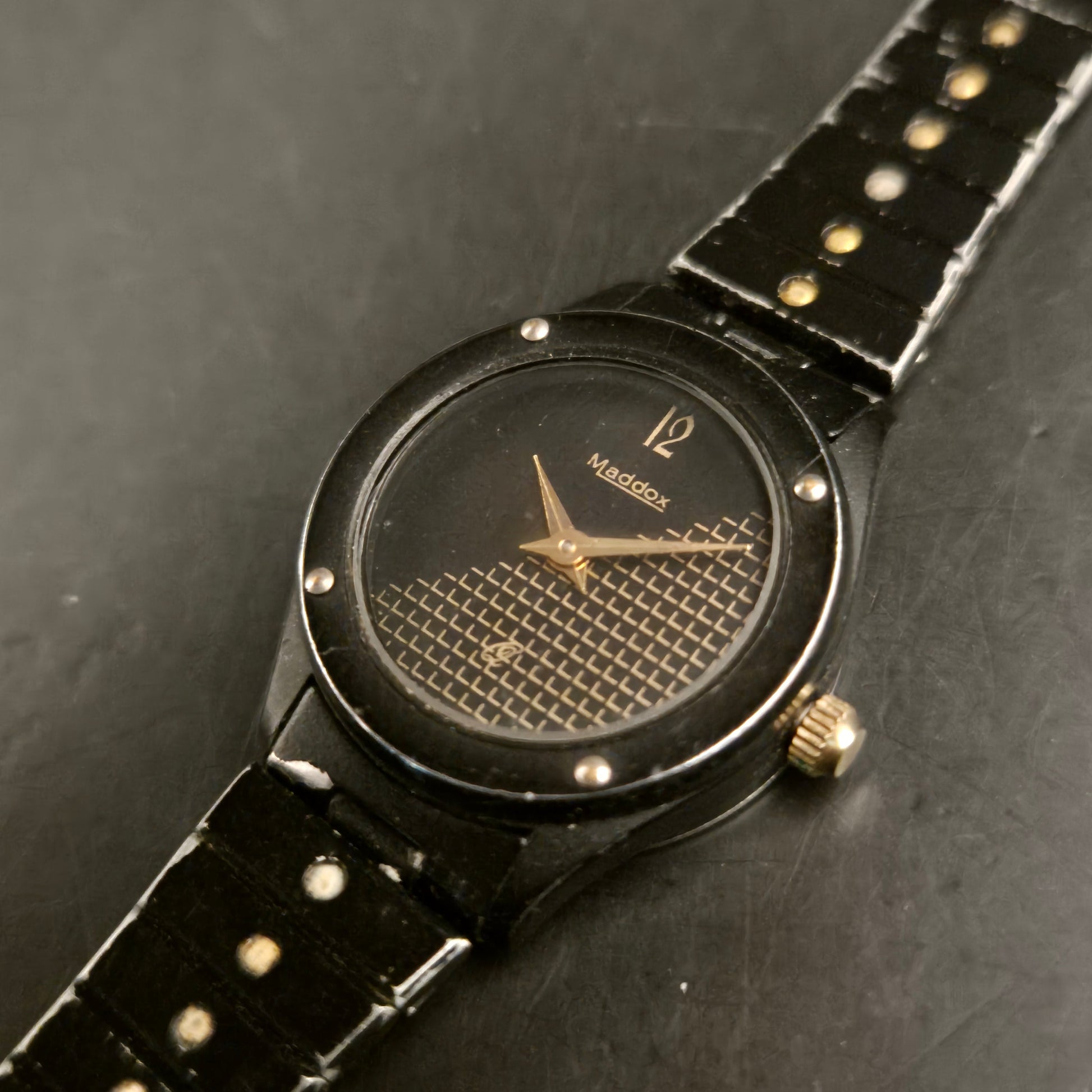 Vintage Maddox Armbanduhr – Schwarz-Gold mit Gittermuster - Bild 2