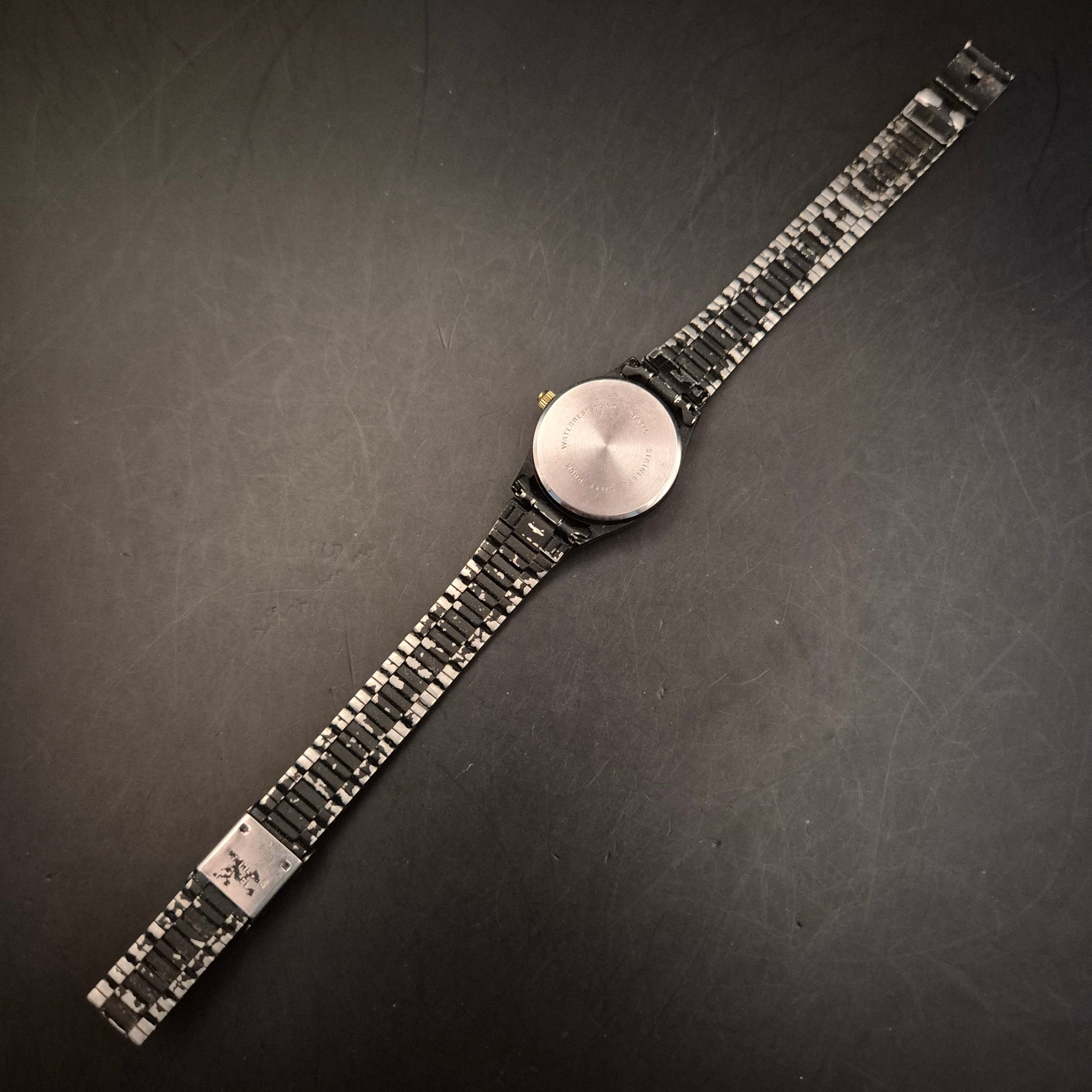 Vintage Maddox Armbanduhr – Schwarz-Gold mit Gittermuster - Bild 4