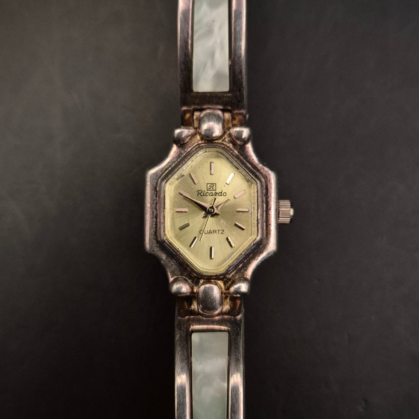 Vintage Riccardo Damen Quarz Armbanduhr, Silberfarben, defektes Armband - Bild 2