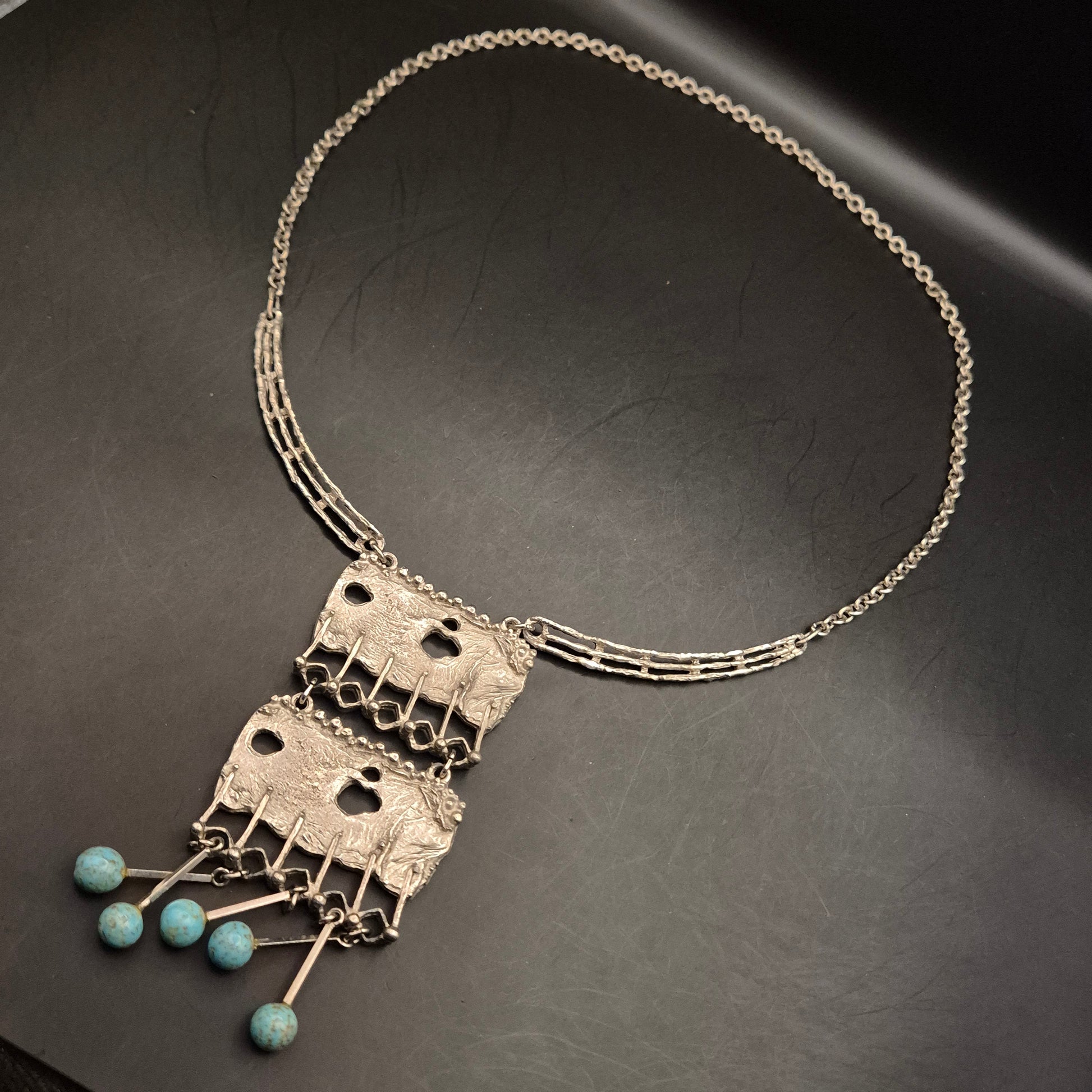 Vintage Halskette mit markantem Anhänger & Türkis-Imitat Perlen