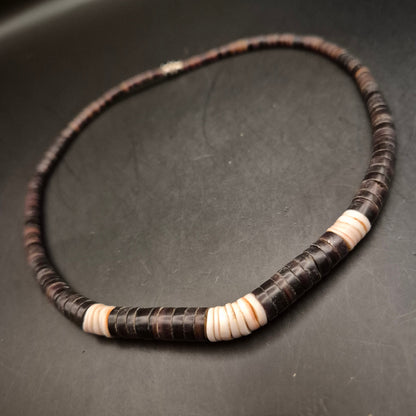 Modische Heishi-Halskette aus Muschelscheiben – Dunkelbraun & Creme