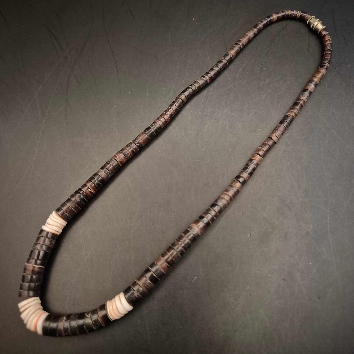Modische Heishi-Halskette aus Muschelscheiben – Dunkelbraun & Creme - Bild 2