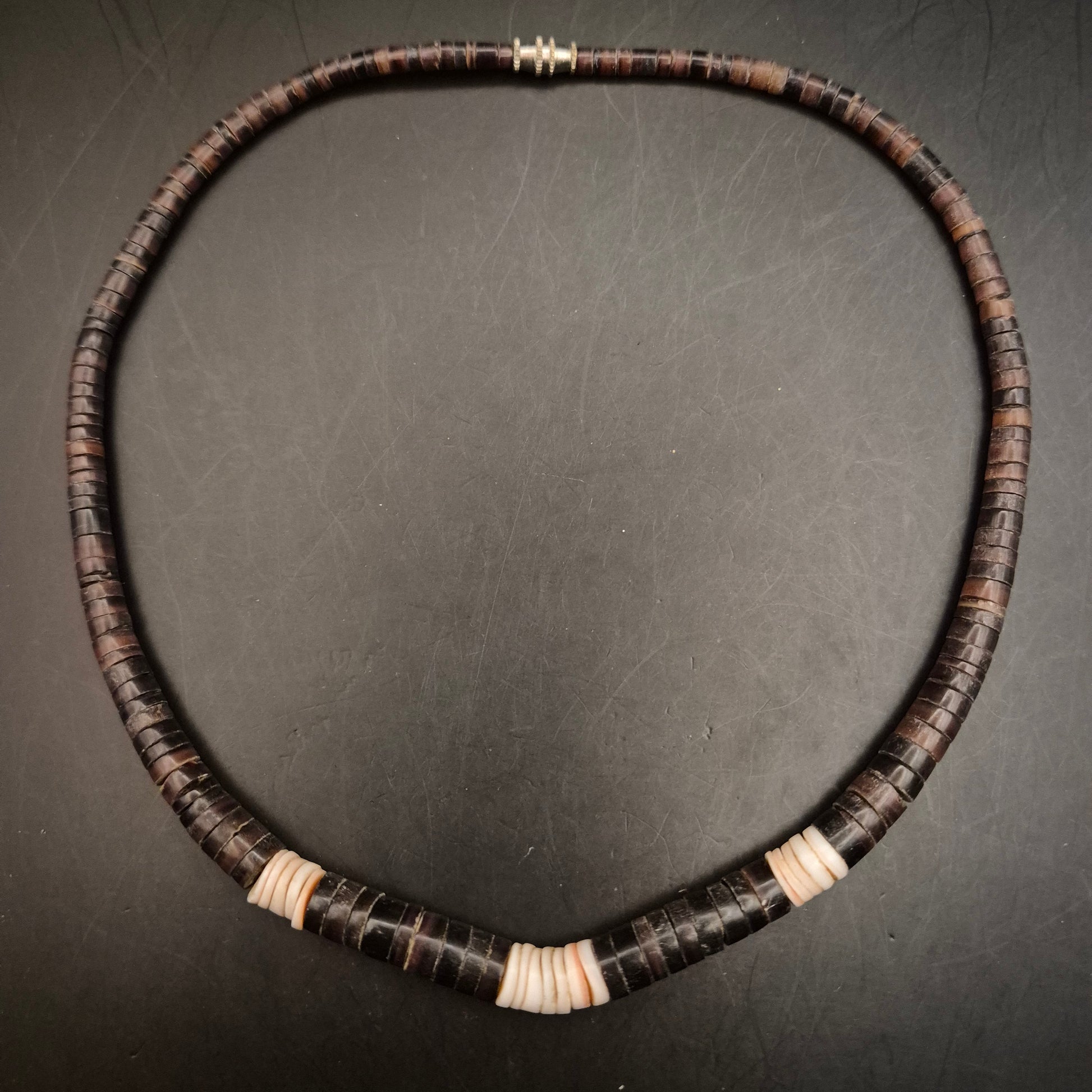 Modische Heishi-Halskette aus Muschelscheiben – Dunkelbraun & Creme - Bild 3