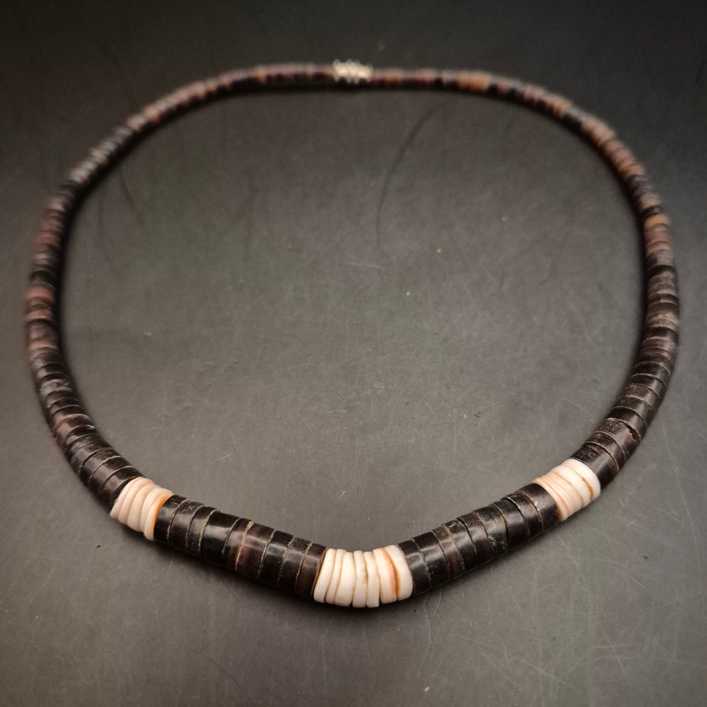 Modische Heishi-Halskette aus Muschelscheiben – Dunkelbraun & Creme - Bild 4