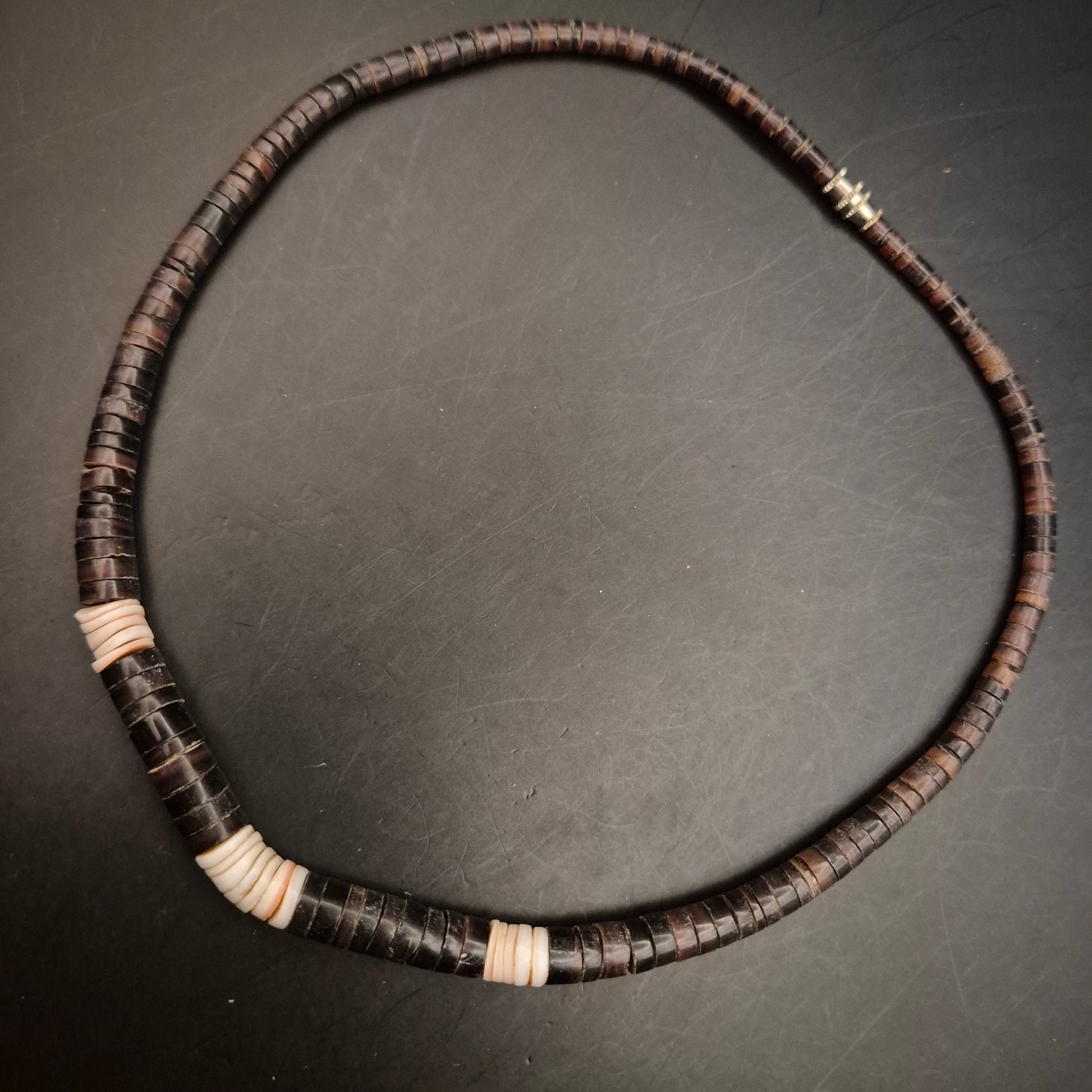 Modische Heishi-Halskette aus Muschelscheiben – Dunkelbraun & Creme - Bild 5