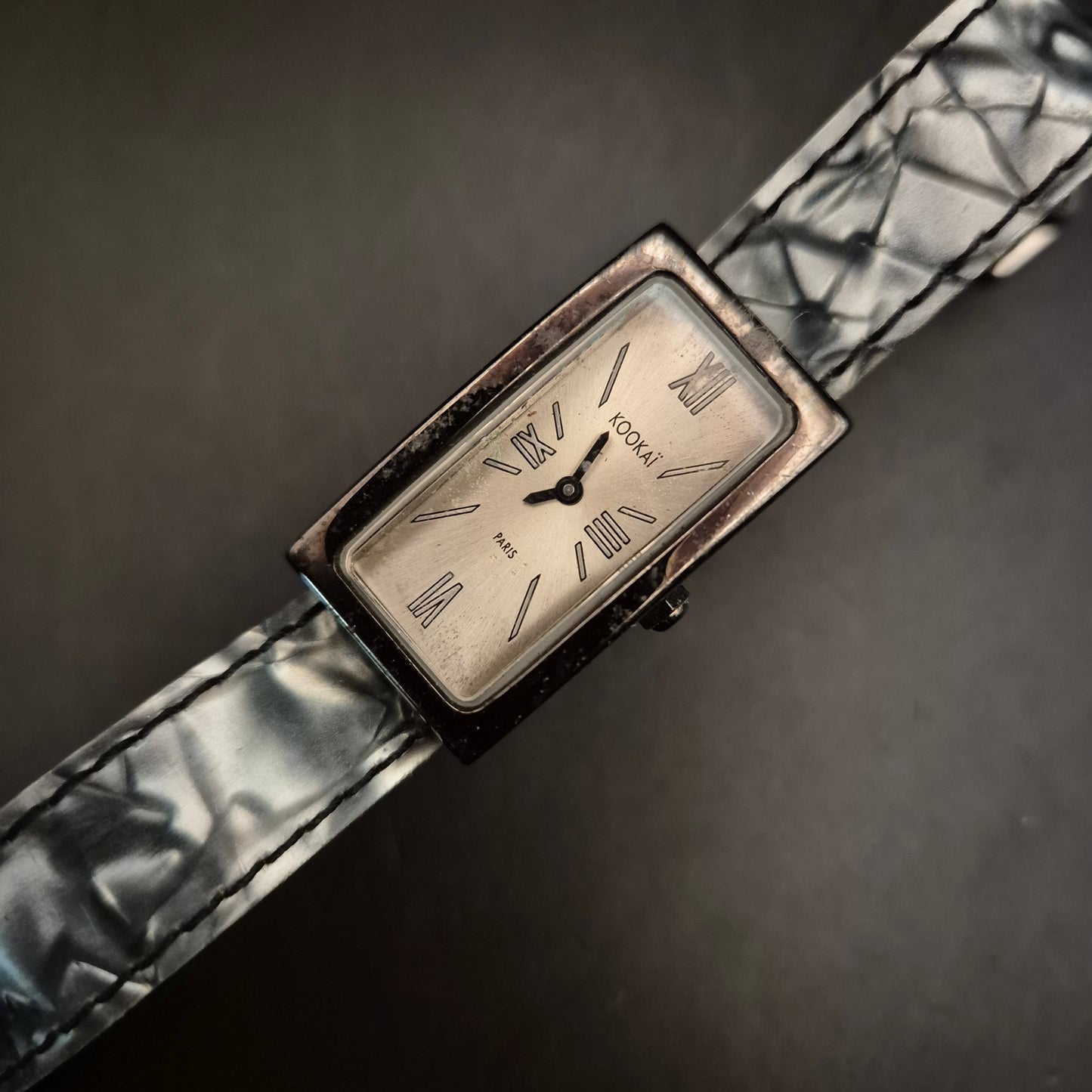 Elegante Vintage Kookai Paris Damenuhr mit strukturiertem Band