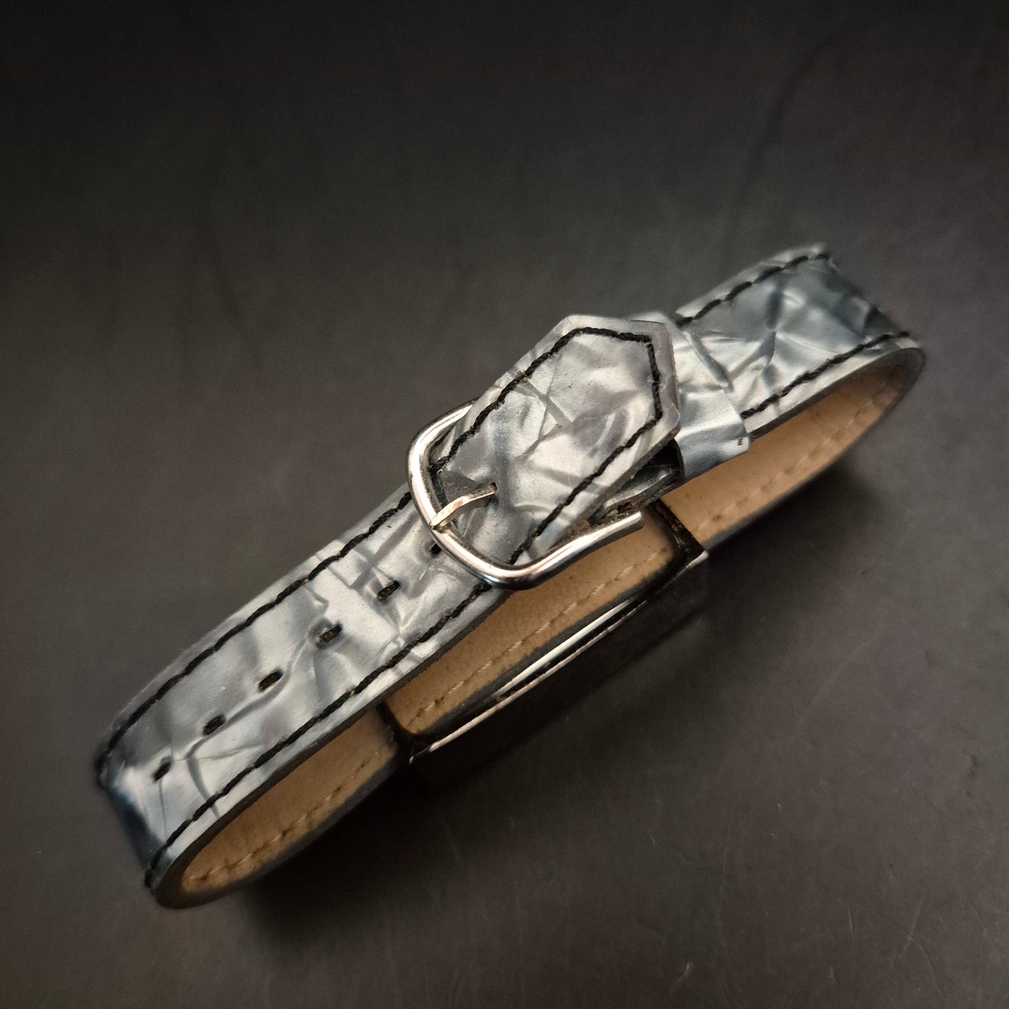 Elegante Vintage Kookai Paris Damenuhr mit strukturiertem Band - Bild 2