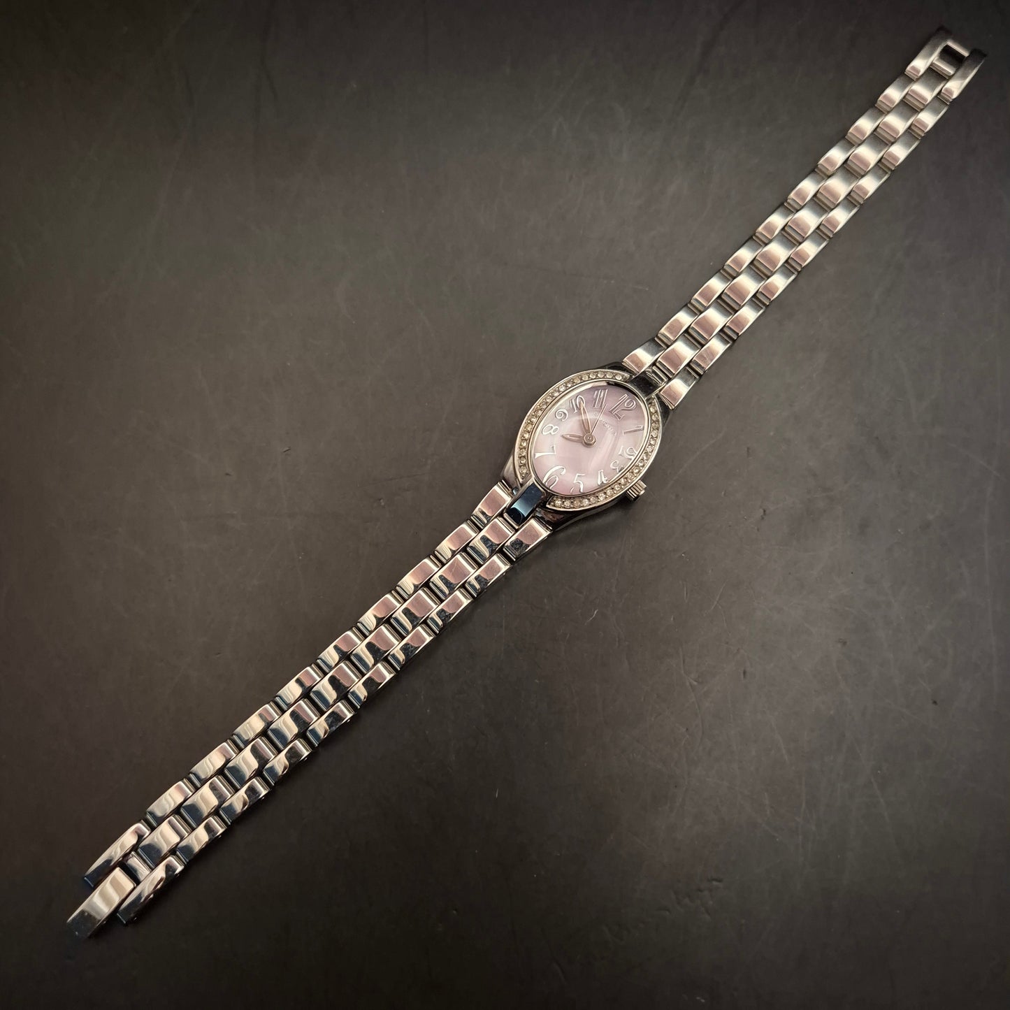 Elegante PRISMA Damenuhr mit Strass und rosafarbenem Zifferblatt - Bild 3