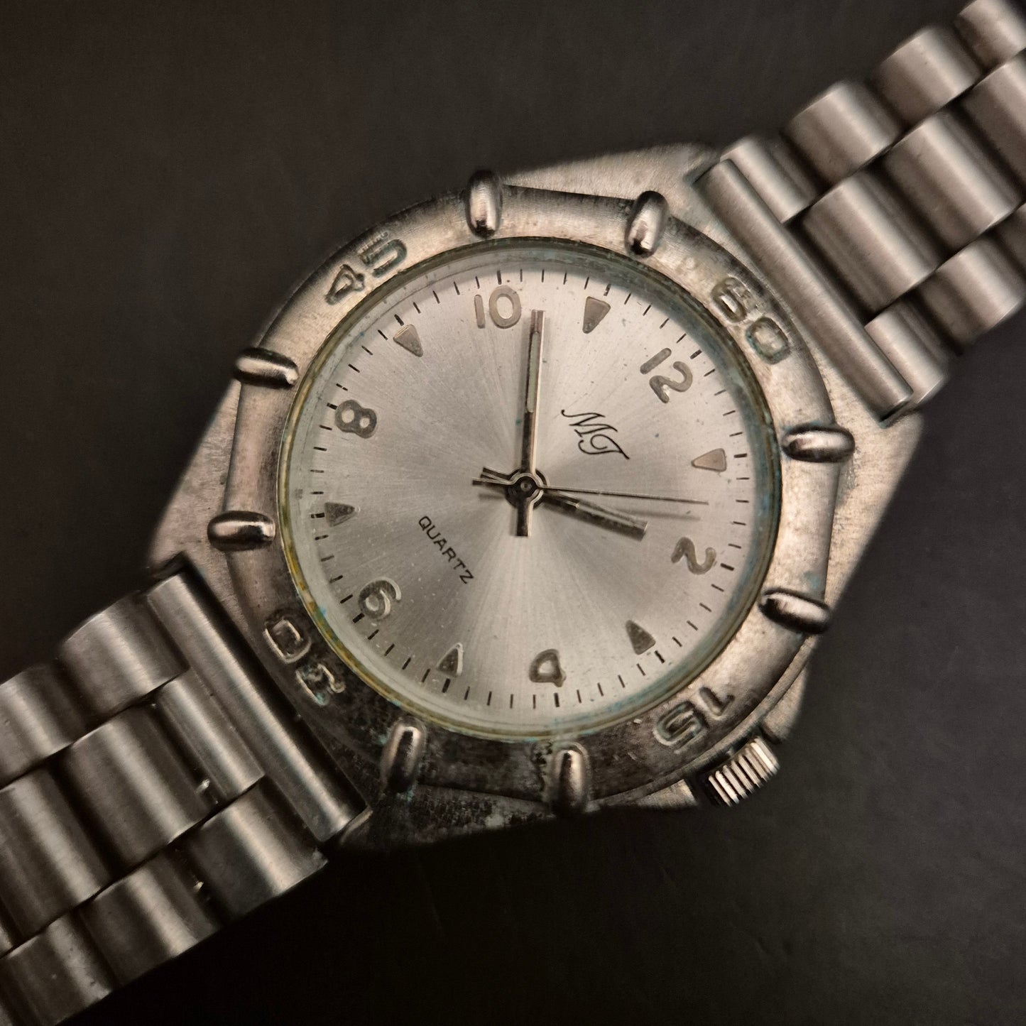 Vintage MT Quartz Armbanduhr Unisex – Silberfarbenes Edelstahlarmband