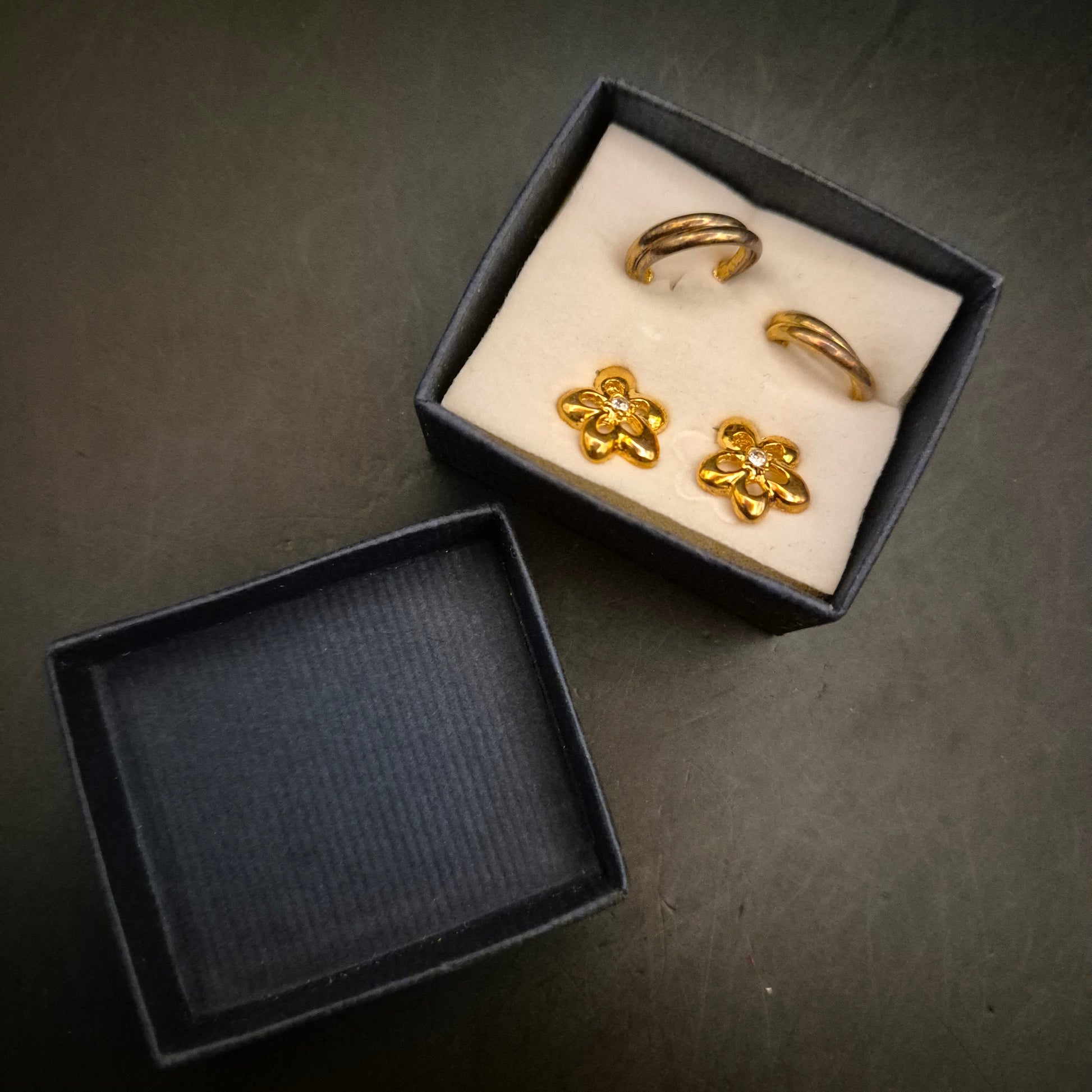 Charmantes Vintage Ohrring-Set: Goldfarbene Creolen & Blütenstecker - Bild 2