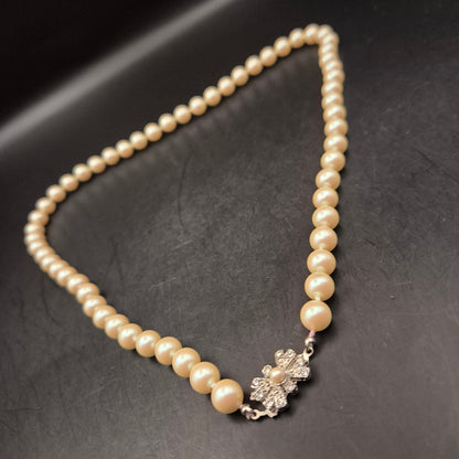 Elegante Vintage Perlenkette mit Strass-Blütenverschluss