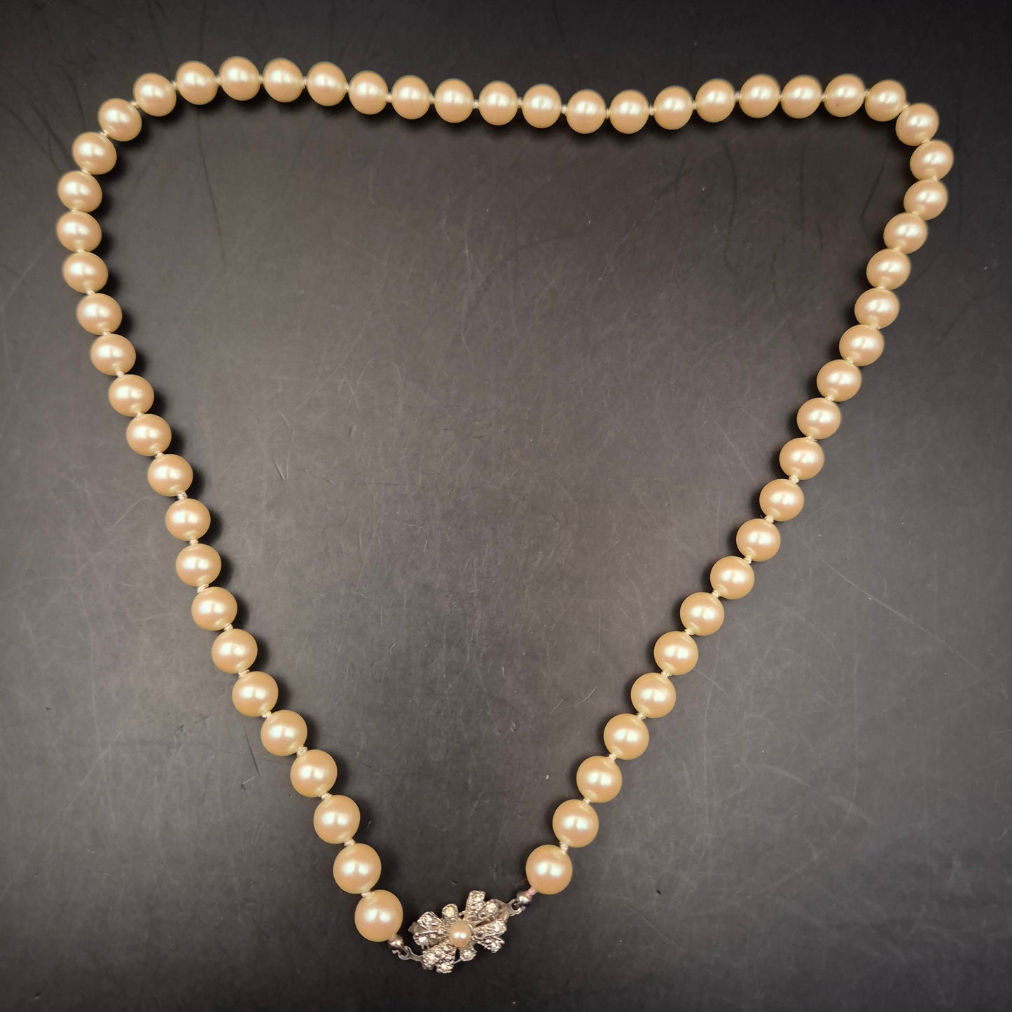 Elegante Vintage Perlenkette mit Strass-Blütenverschluss - Bild 2