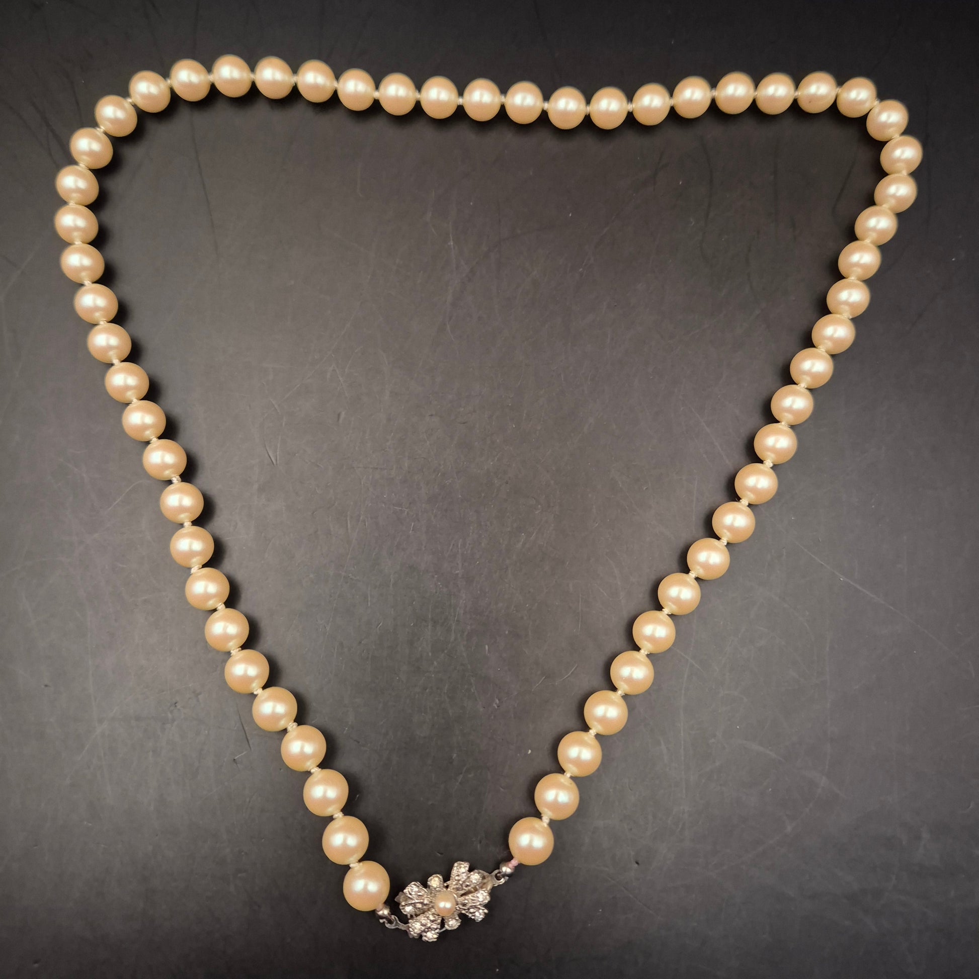 Elegante Vintage Perlenkette mit Strass-Blütenverschluss - Bild 2