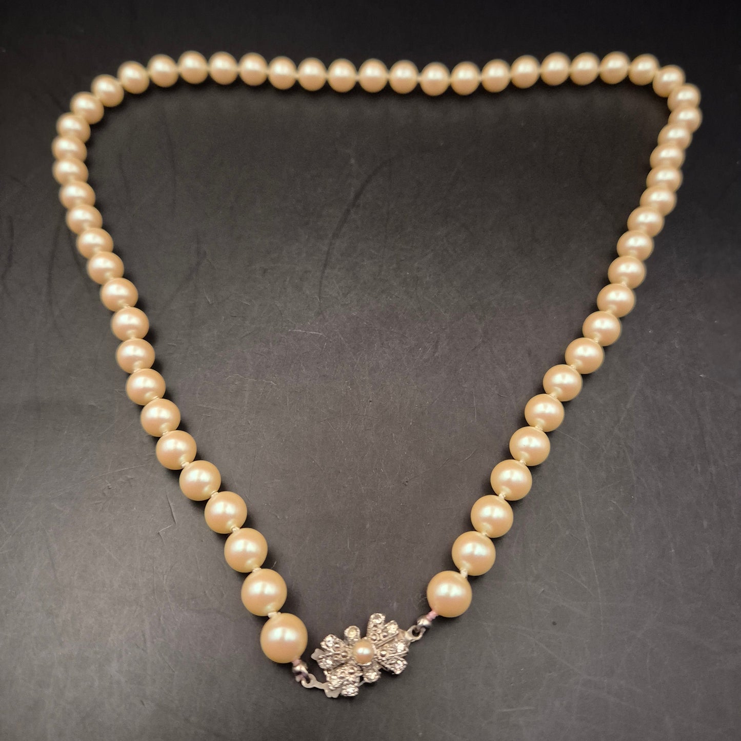 Elegante Vintage Perlenkette mit Strass-Blütenverschluss - Bild 3