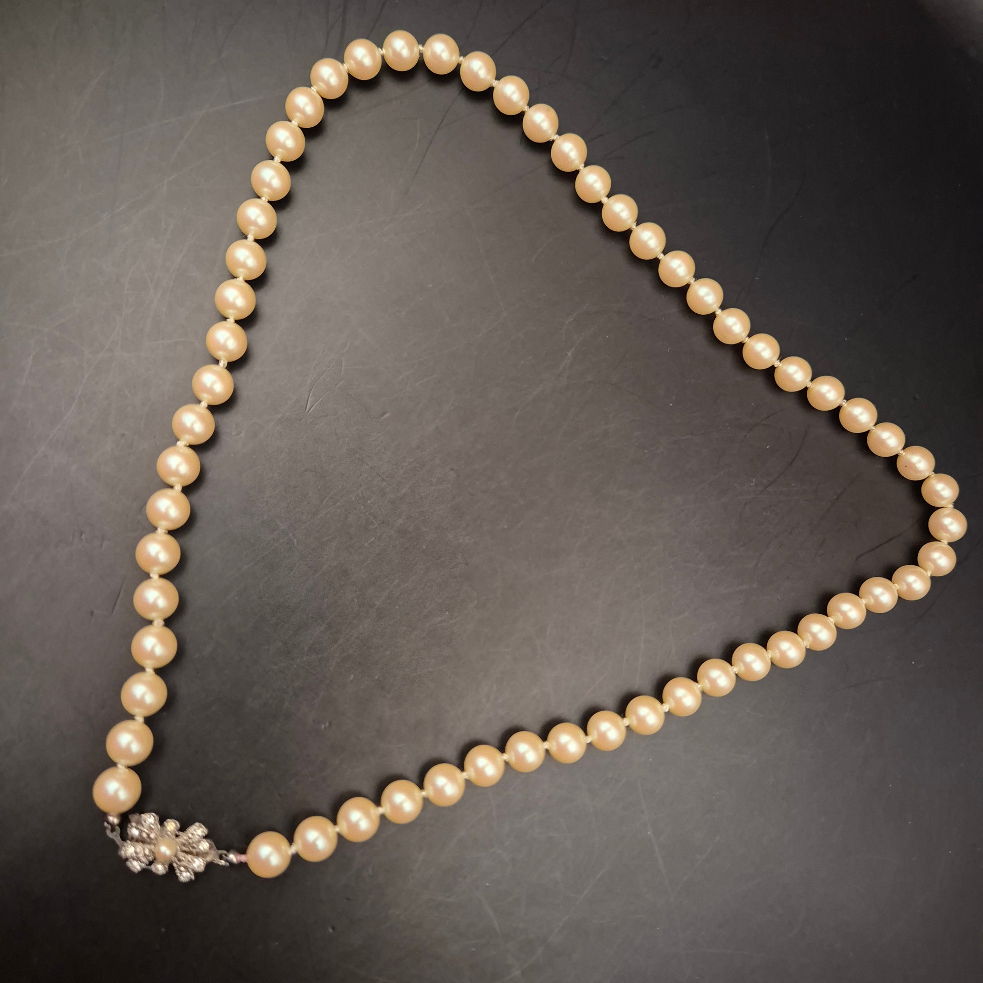 Elegante Vintage Perlenkette mit Strass-Blütenverschluss - Bild 4