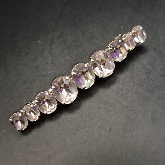 Elegante Vintage Brosche mit funkelnden Strasssteinen