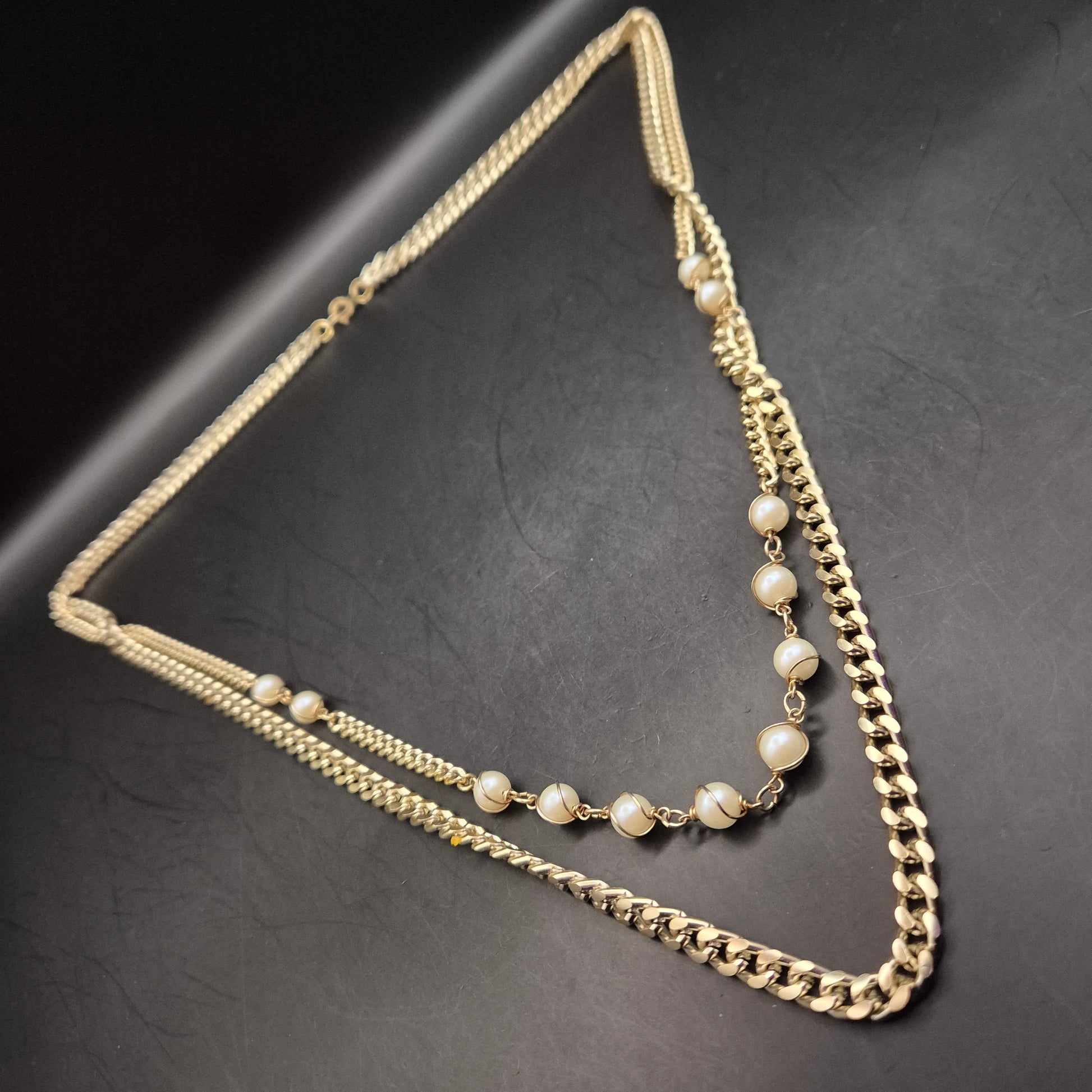 Elegante Goldfarbene Mehrreihige Halskette mit Perlen