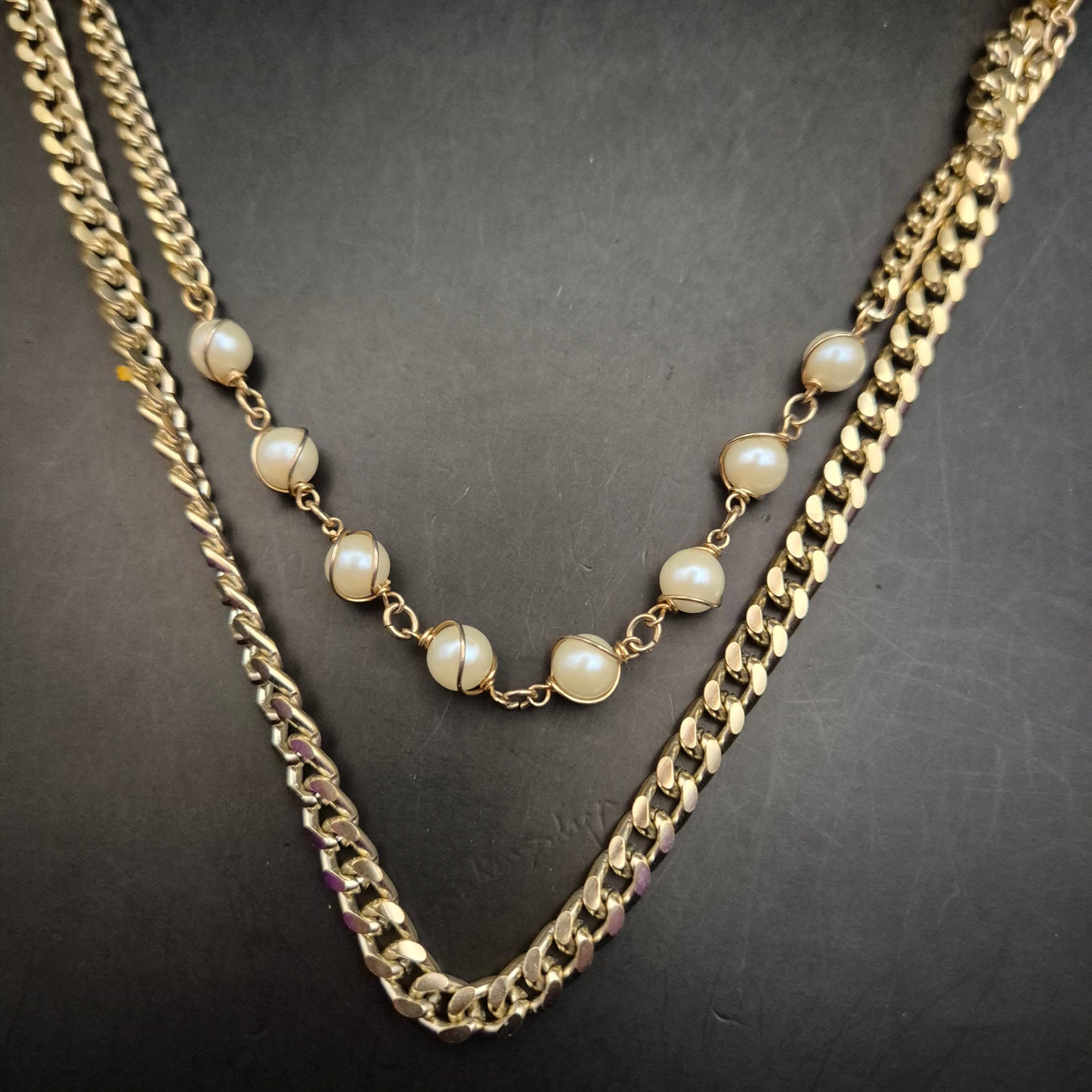 Elegante Goldfarbene Mehrreihige Halskette mit Perlen - Bild 4