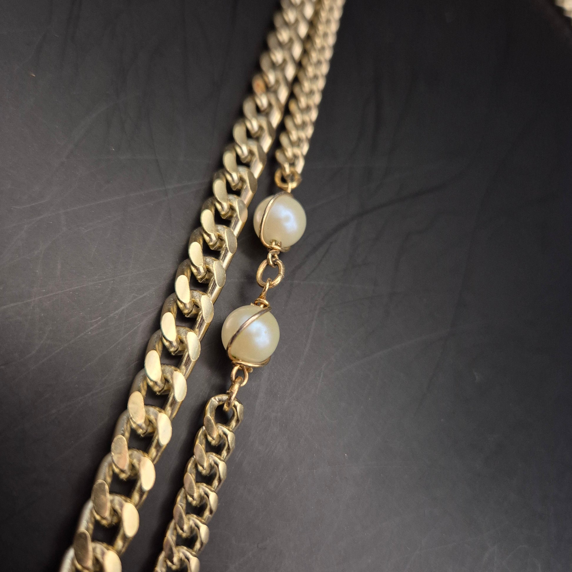 Elegante Goldfarbene Mehrreihige Halskette mit Perlen - Bild 5