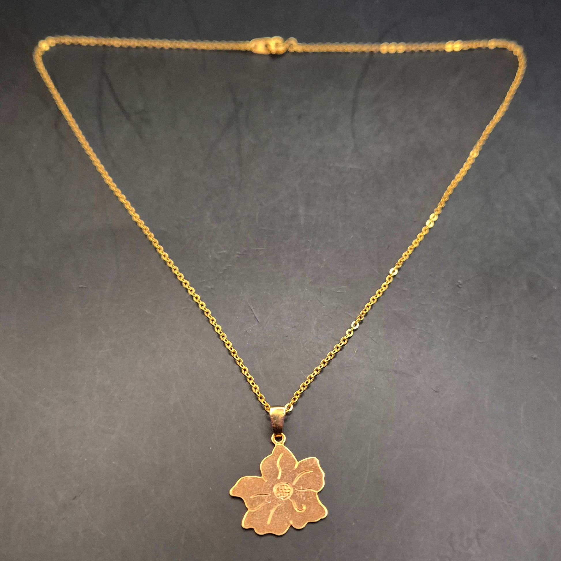 Vintage Goldfarbene Halskette mit elegantem Blumen-Anhänger