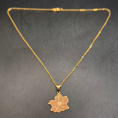 Vintage Goldfarbene Halskette mit elegantem Blumen-Anhänger