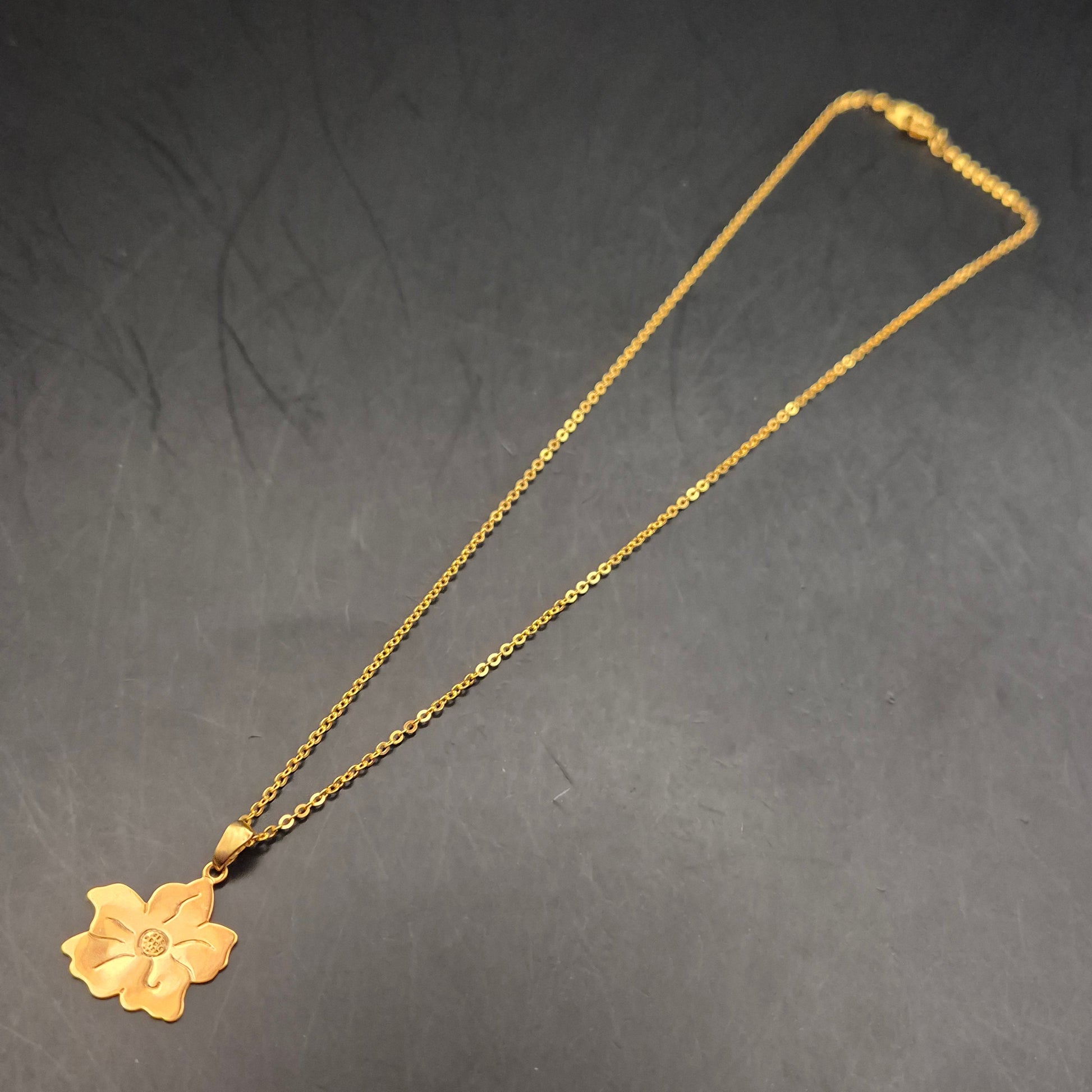 Vintage Goldfarbene Halskette mit elegantem Blumen-Anhänger - Bild 2