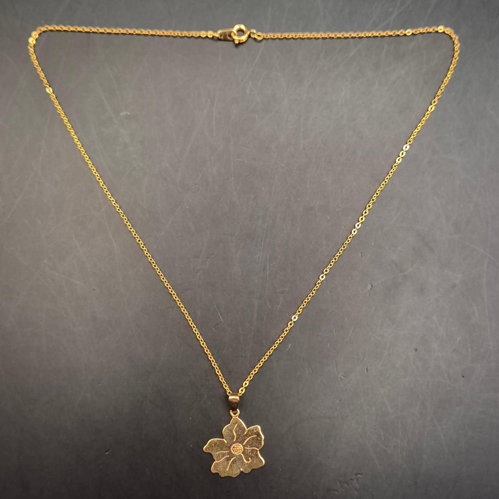 Vintage Goldfarbene Halskette mit elegantem Blumen-Anhänger - Bild 3