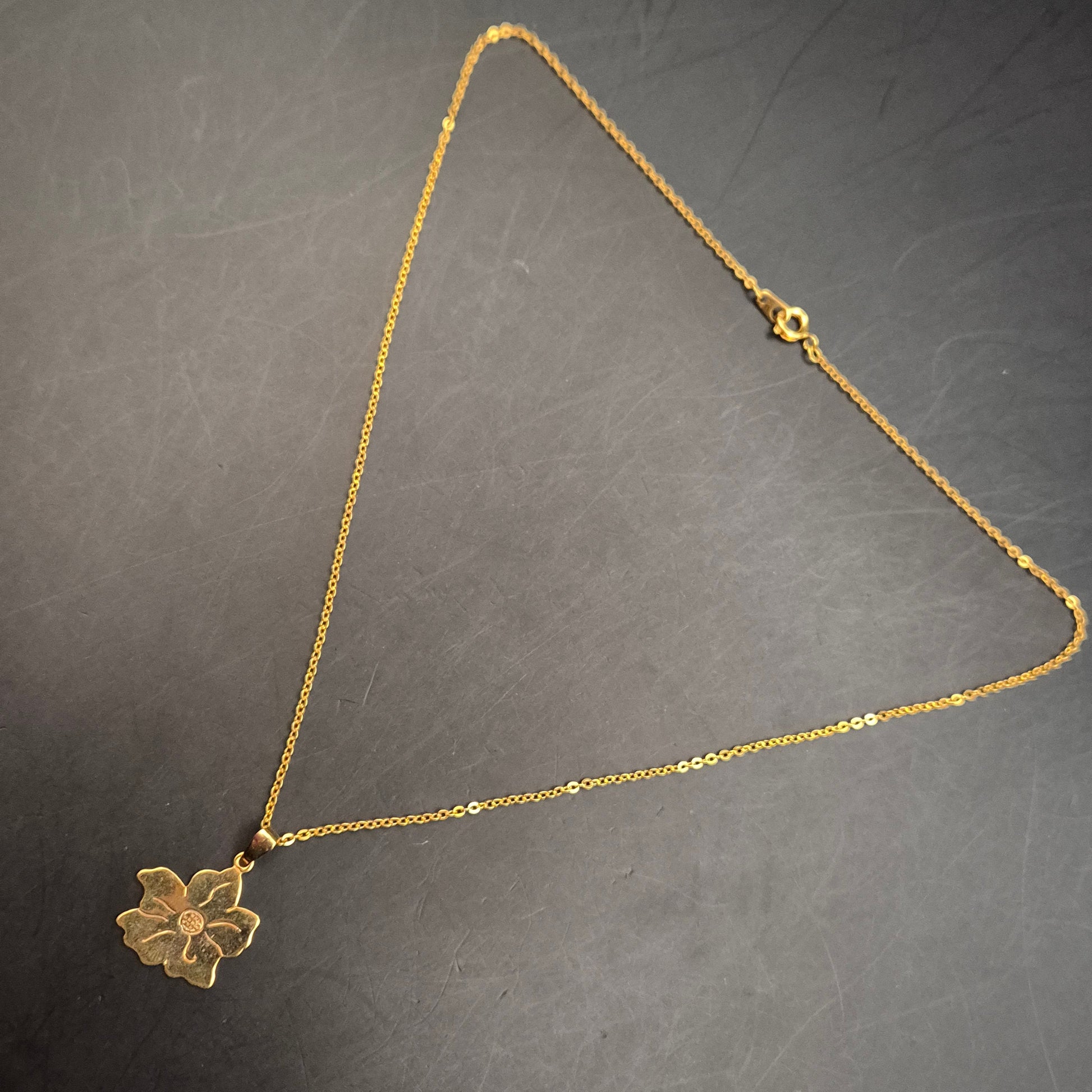 Vintage Goldfarbene Halskette mit elegantem Blumen-Anhänger - Bild 7