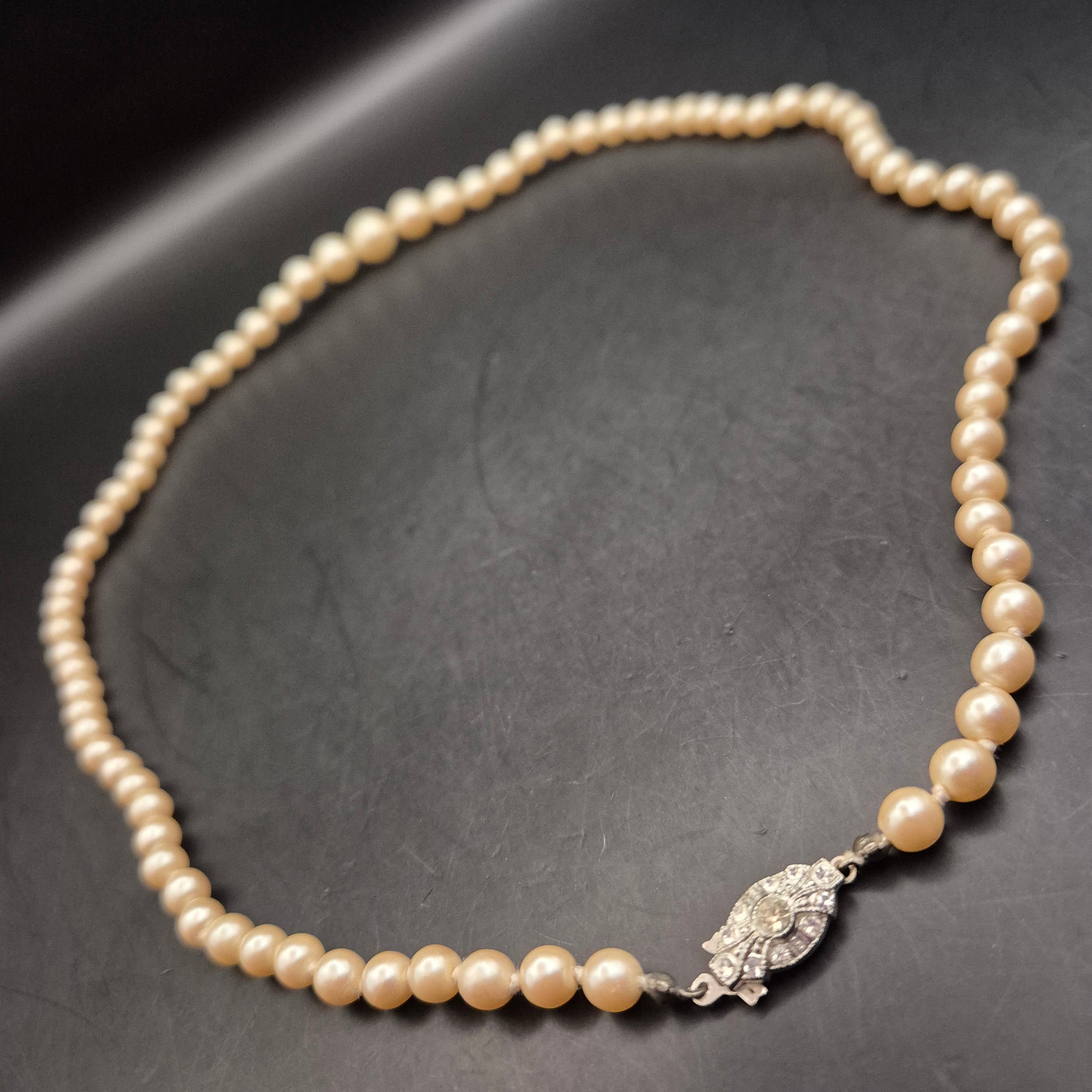 Elegante Vintage Perlenkette mit Strassverschluss für Damen