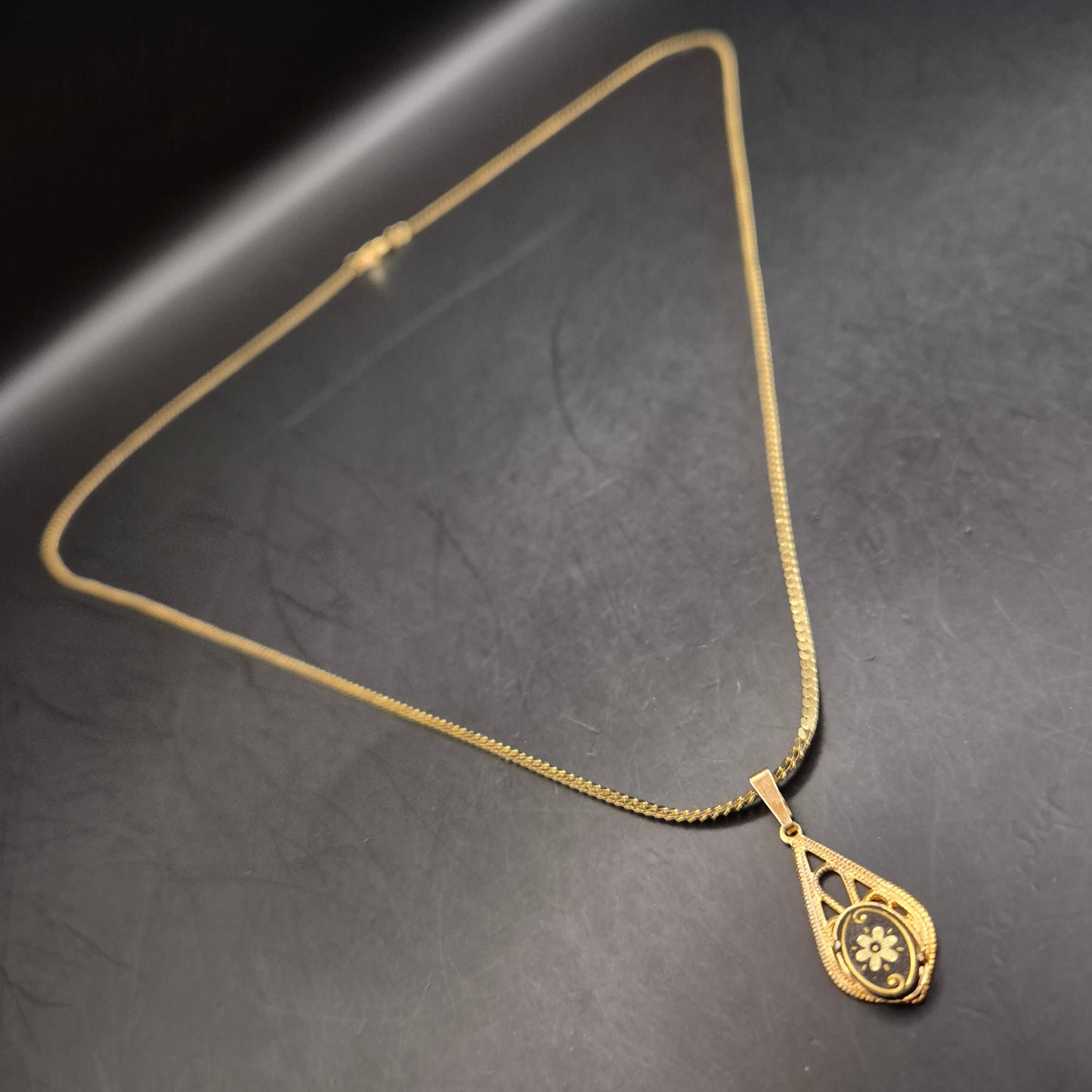 Vintage Halskette mit floralem Anhänger - Elegantes Golddesign