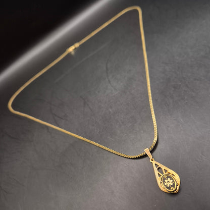 Vintage Halskette mit floralem Anhänger - Elegantes Golddesign