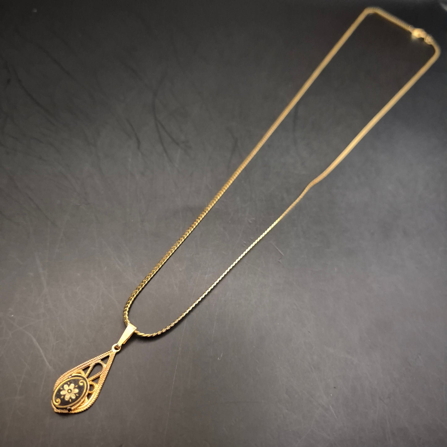 Vintage Halskette mit floralem Anhänger - Elegantes Golddesign - Bild 2