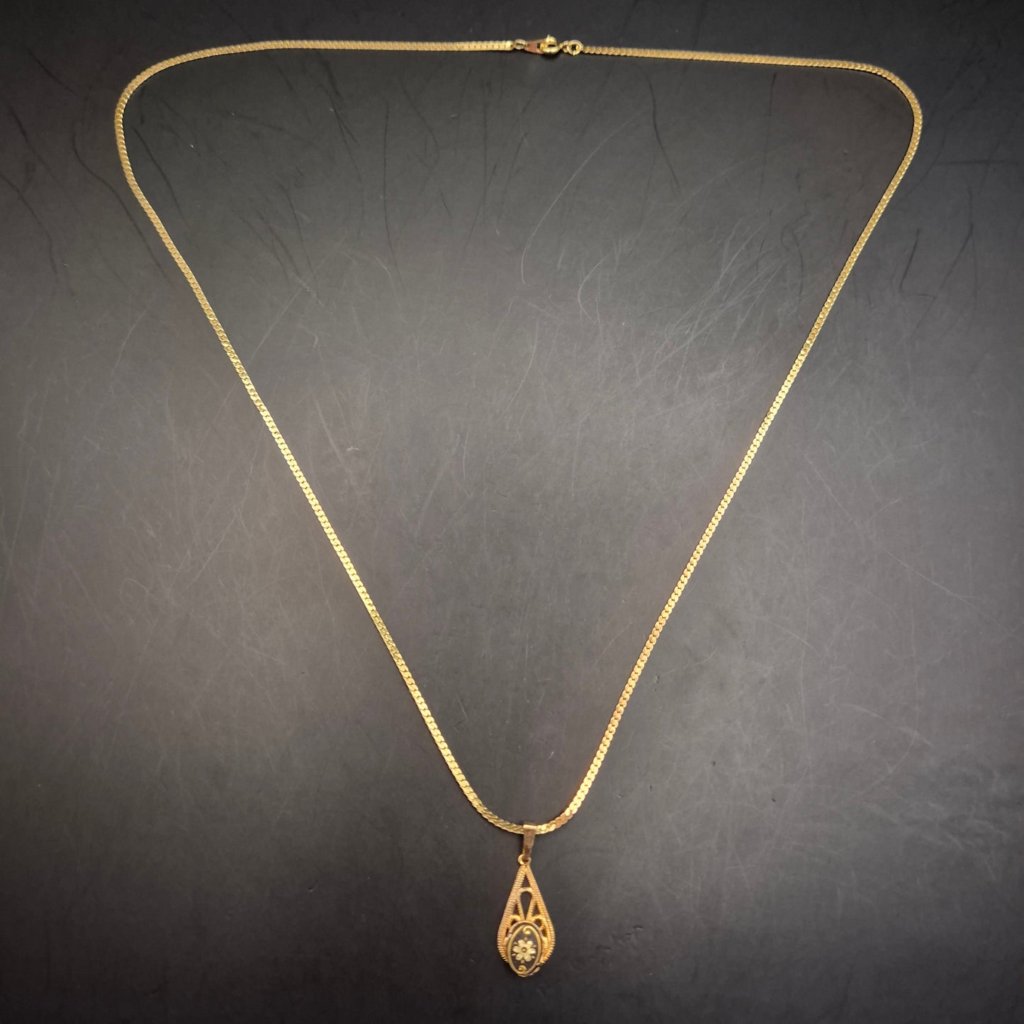 Vintage Halskette mit floralem Anhänger - Elegantes Golddesign - Bild 3