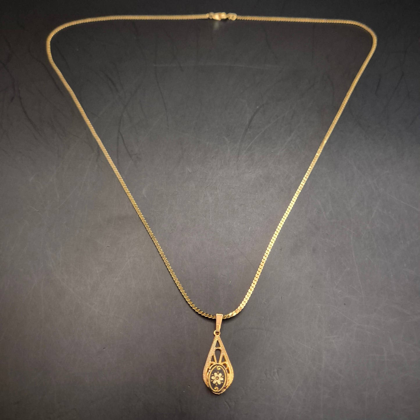 Vintage Halskette mit floralem Anhänger - Elegantes Golddesign - Bild 4