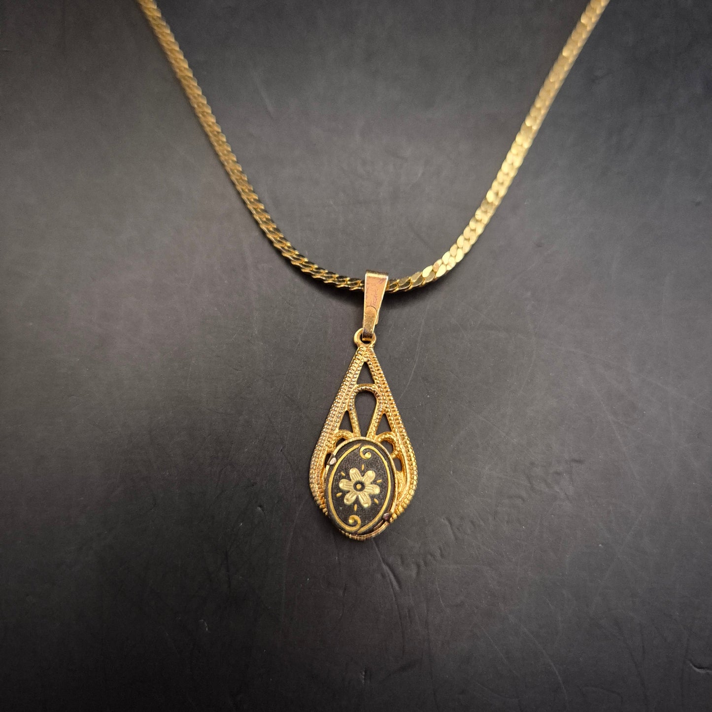 Vintage Halskette mit floralem Anhänger - Elegantes Golddesign - Bild 5
