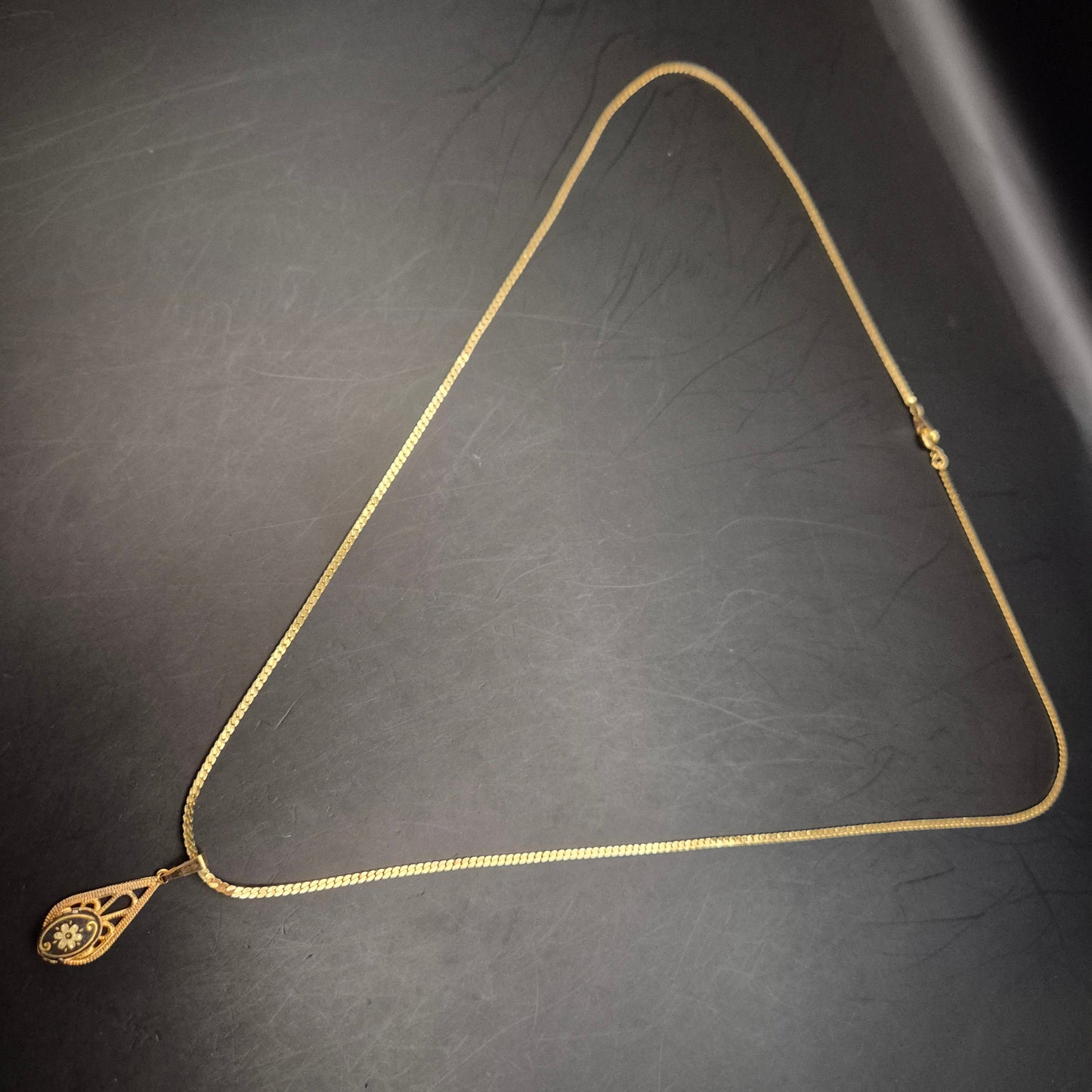 Vintage Halskette mit floralem Anhänger - Elegantes Golddesign - Bild 6