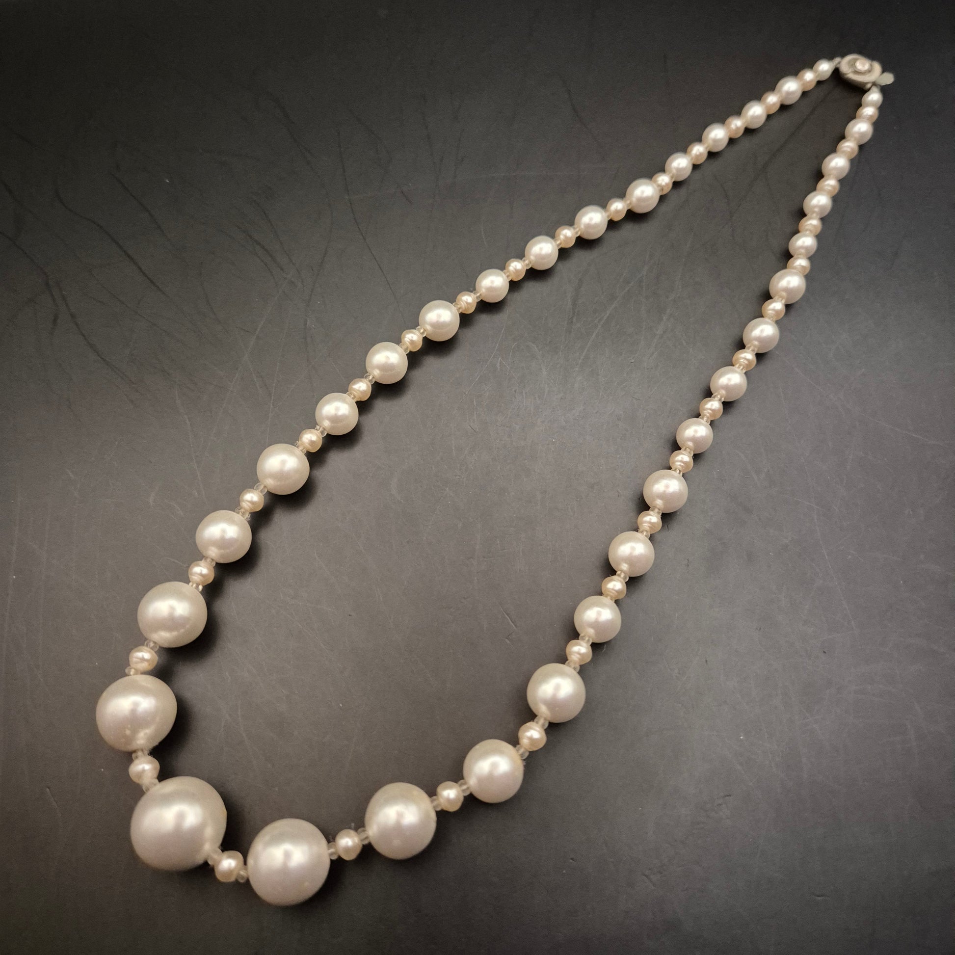 Elegante Vintage Perlenkette mit abgestuften Perlen - Bild 2