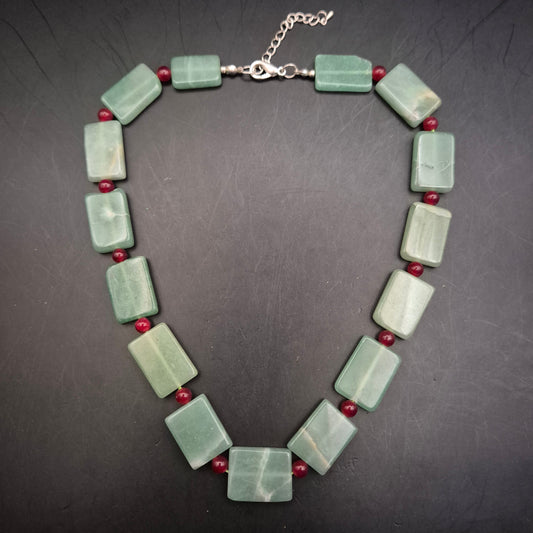 Vintage Kette mit grünen Aventurin-Steinen und roten Perlen